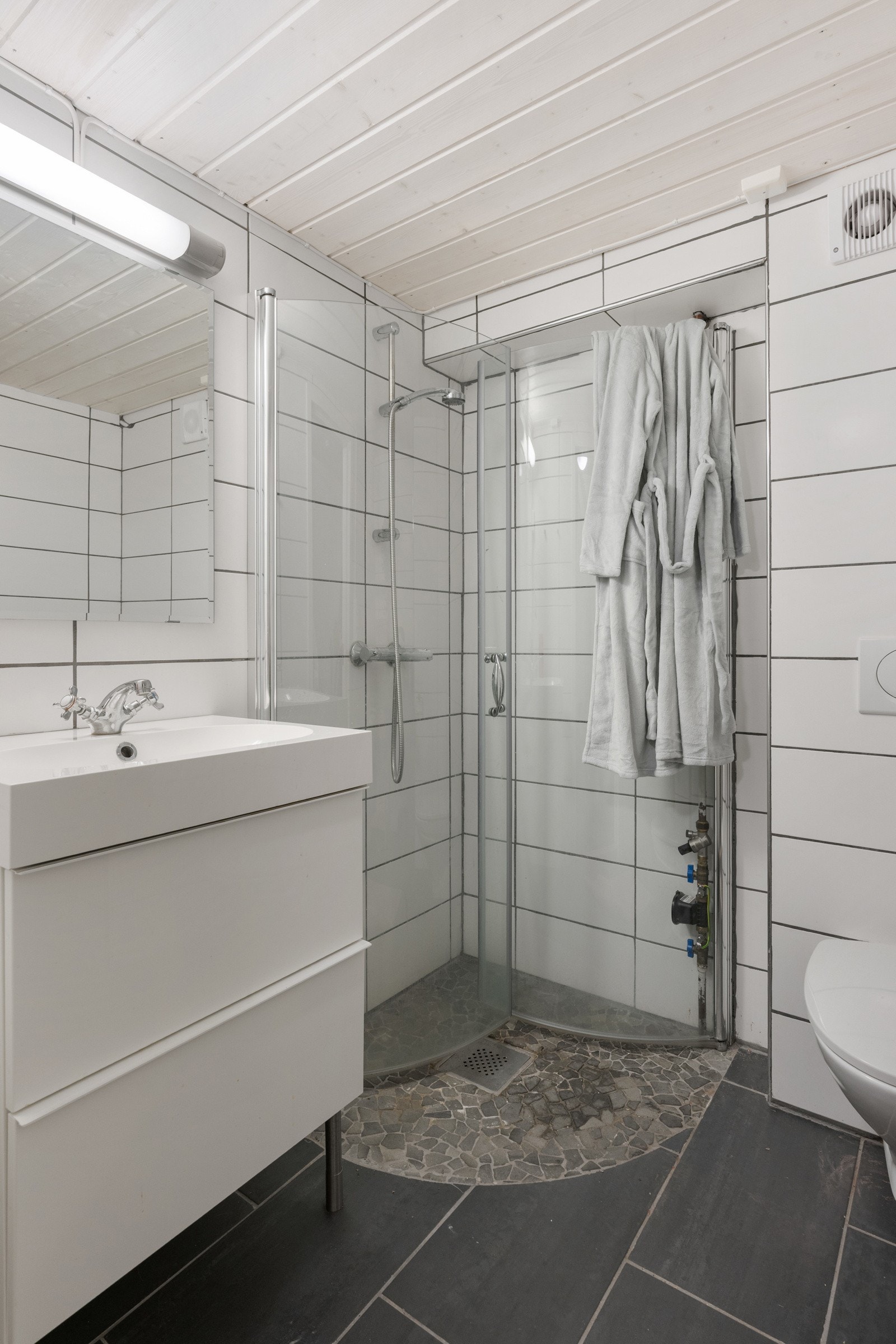 Flislagt bad fra 2012 med praktisk innredning og komfortabel gulvvarme. Badet er opprinnelig en bod. Galleribilde