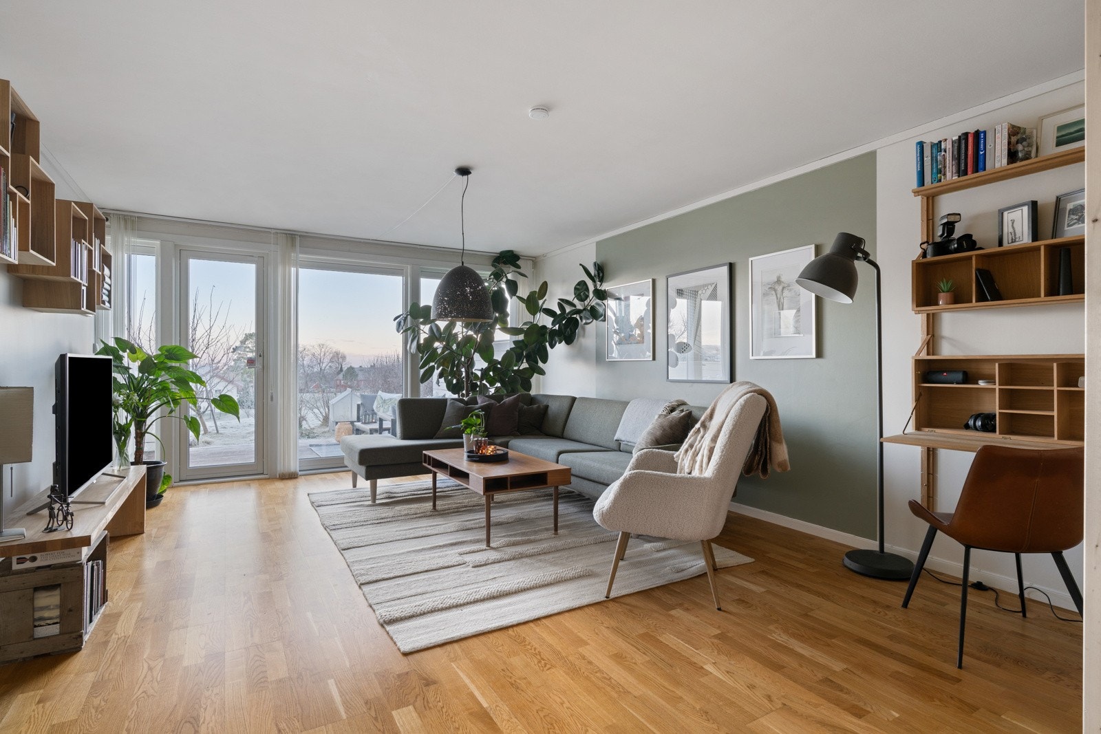 Delikat stue på hele 36,5 kvm med store vindusflater som gir rikelig med naturlig lys. Galleribilde