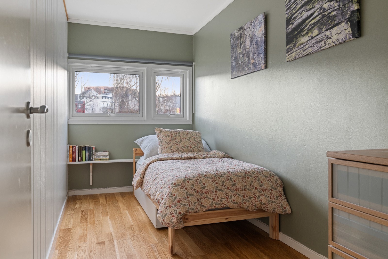 Soverommene har god plass til en enkel- eller dobbeltseng, nattbord og garderobe. Galleribilde