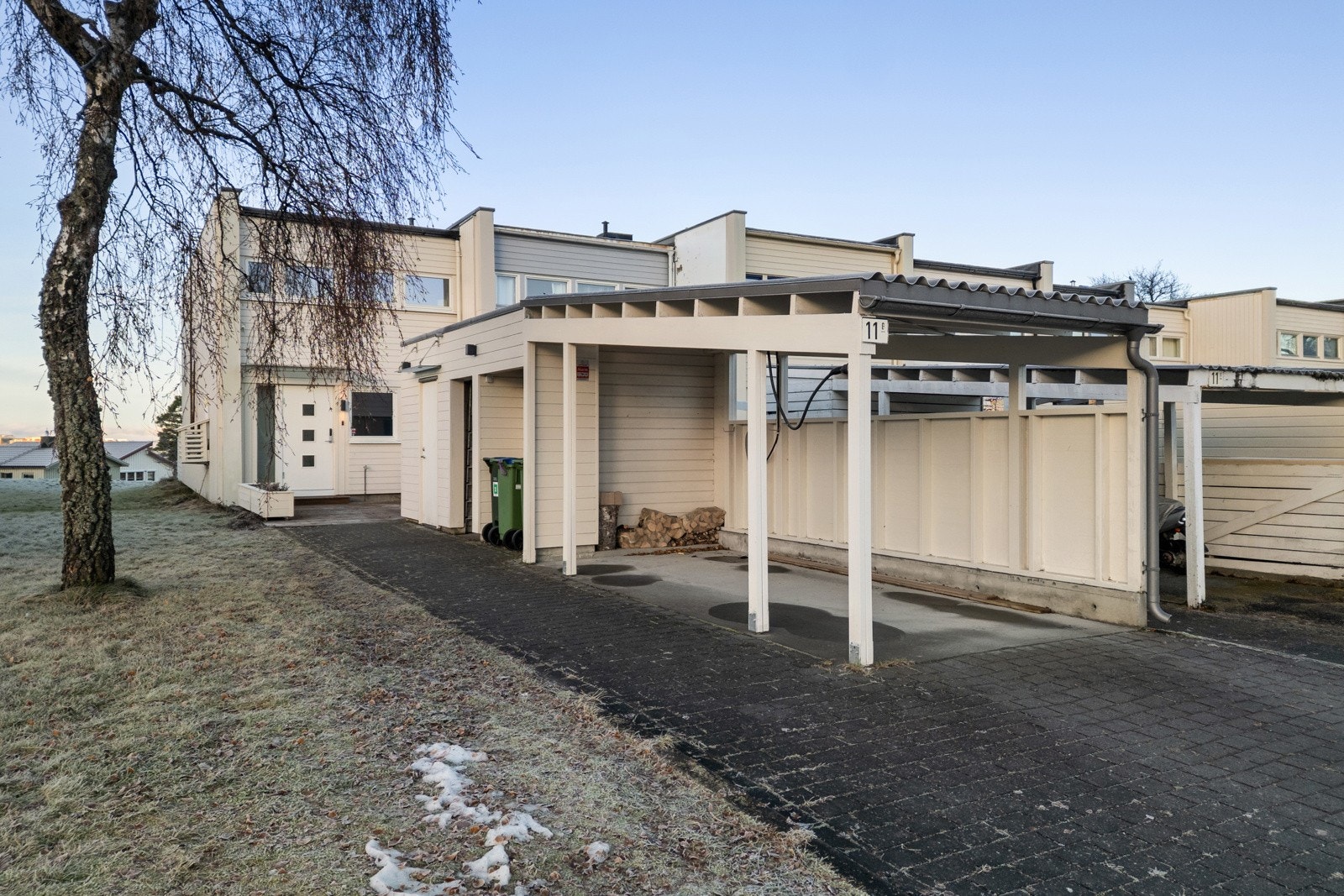 Rekkehuset går 2 plan over kjeller og ligger i et svært familievennlig boligområde. Carport med elbillader og bod i tilknytning med plass til sykler, barnevogner ol. Galleribilde