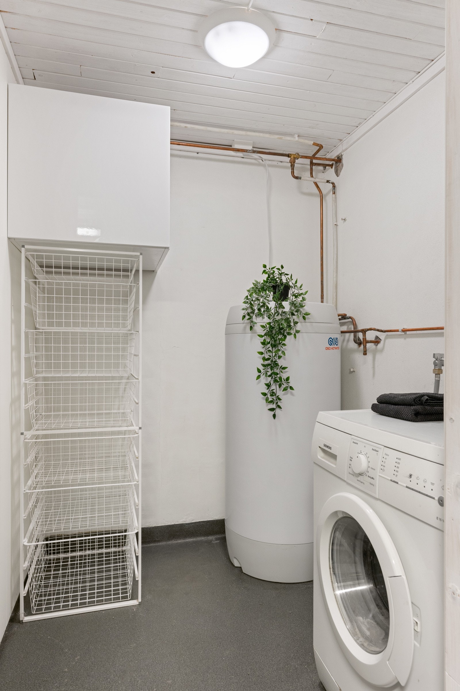 Praktisk vaskerom fra 2012 med gode arbeids- og oppbevaringsmuligheter. Galleribilde