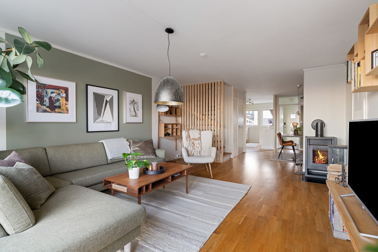 Stuen har lekre farger og en spilevegg som tilfører et moderne preg. Galleribilde