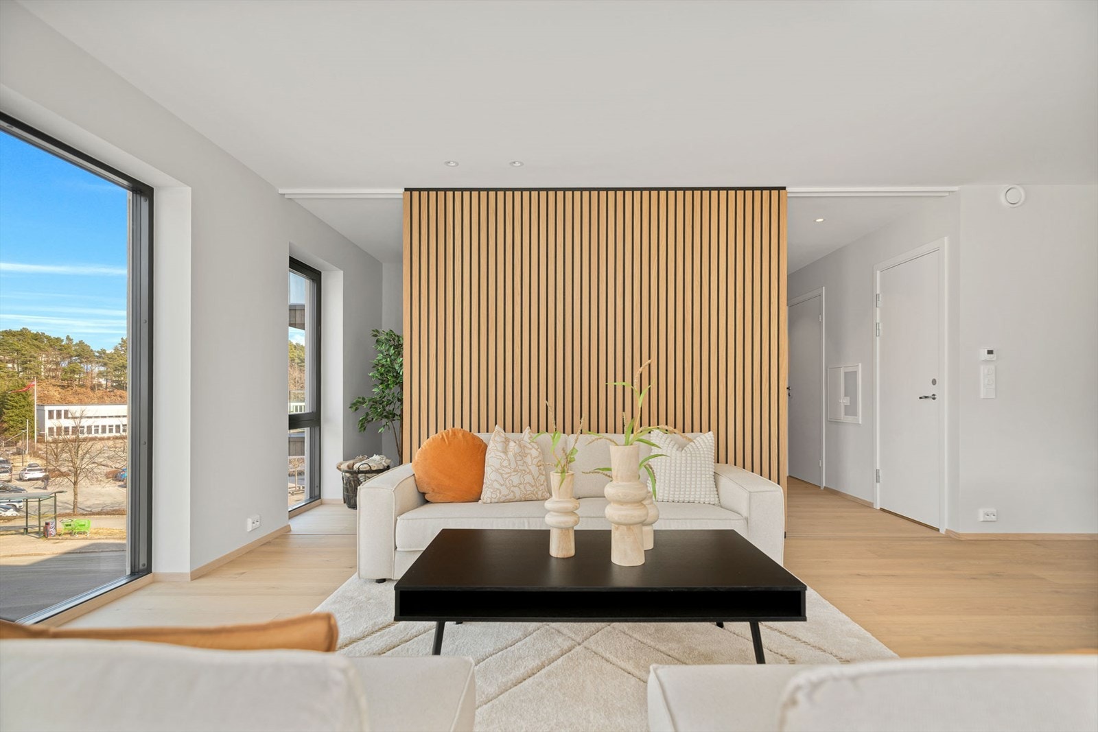 Stilige detaljer med spileveggen og skyvedørene som går fra gulv til tak Galleribilde