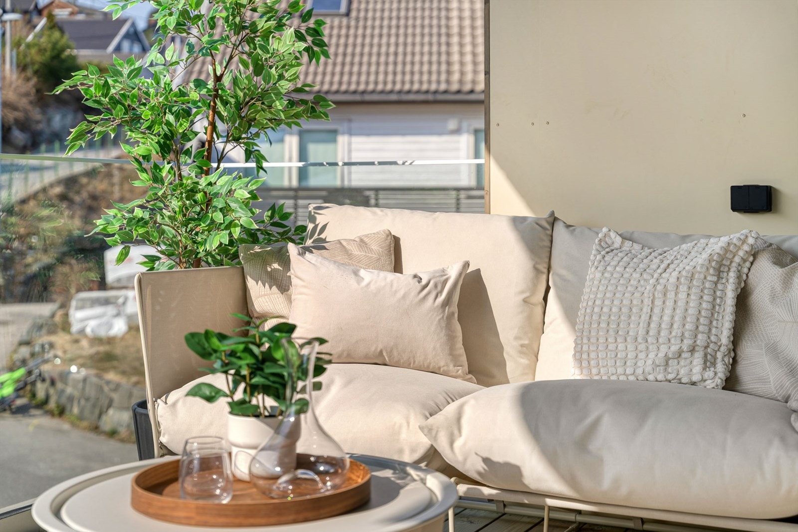 Deilig overbygd terrasse med god plass til utemøbler, grill og beplanting Galleribilde