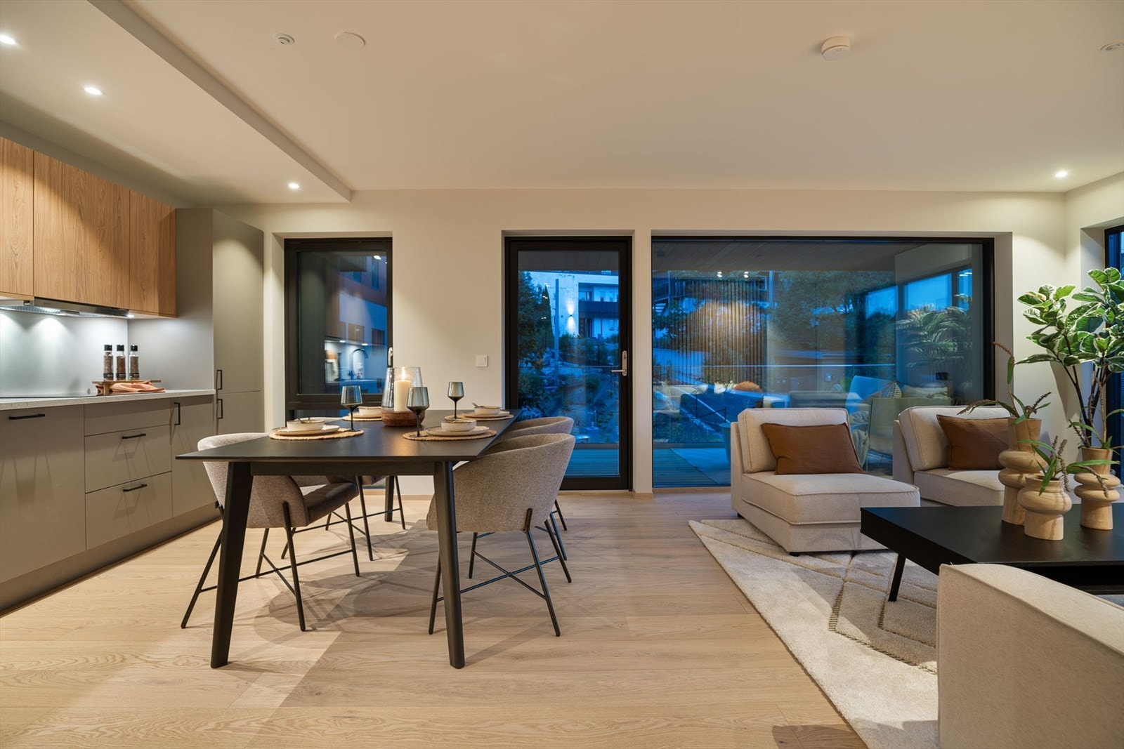 Fra kjøkkenet er det utgang til den overbygde terrassen Galleribilde