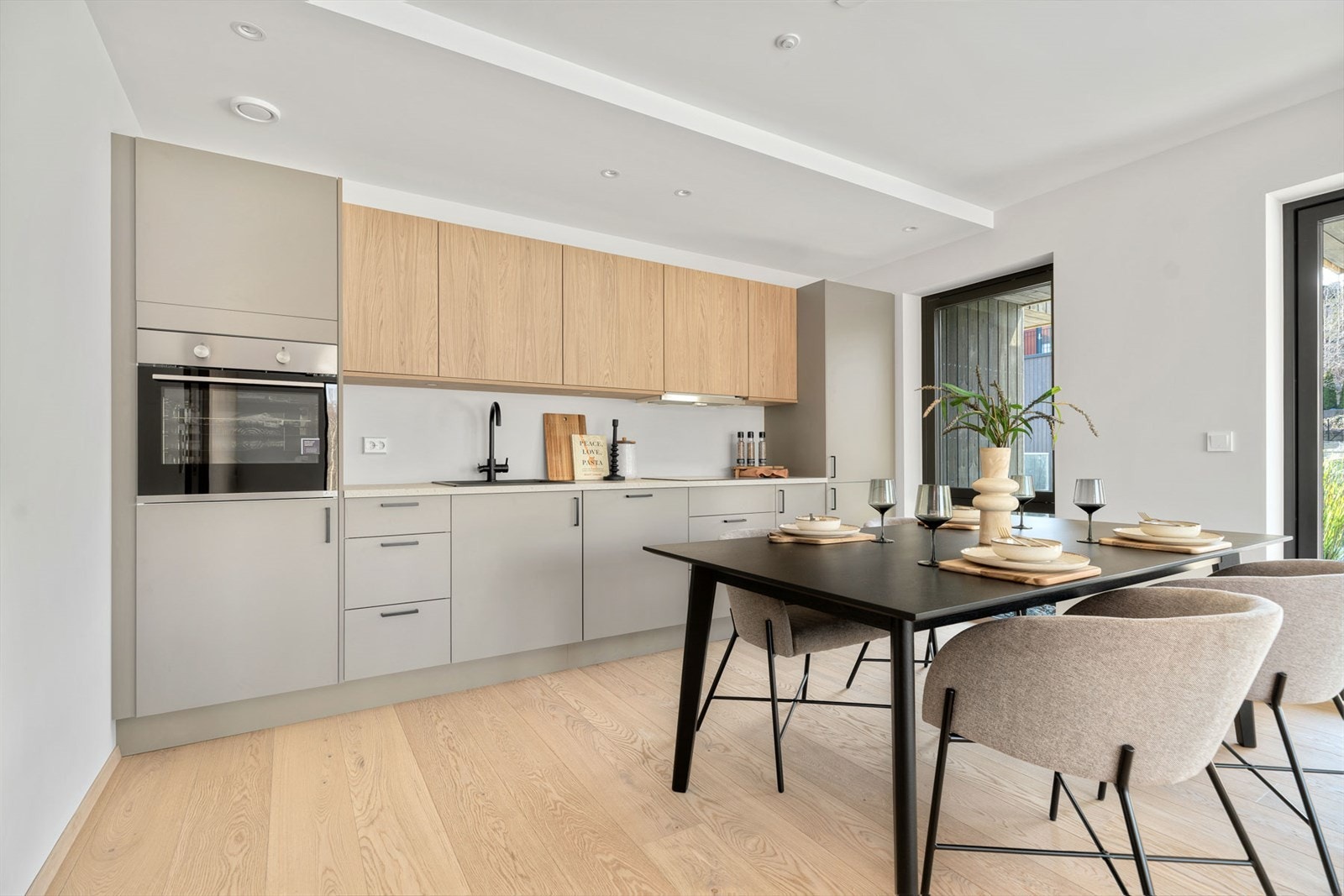 Stuedelen er lys og luftig der du har gode vindusflater som bidrar til en god romfølelse Galleribilde