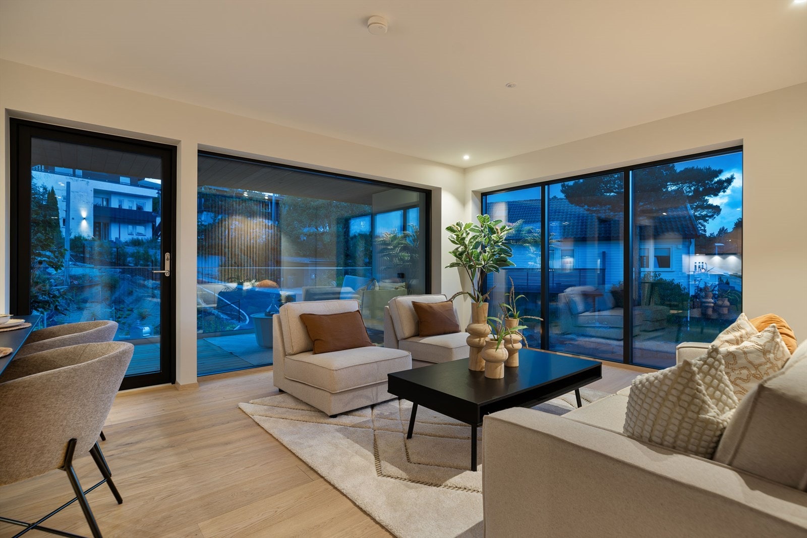 Flott belyst på kveldstid med smart plassering på spottene i taket Galleribilde