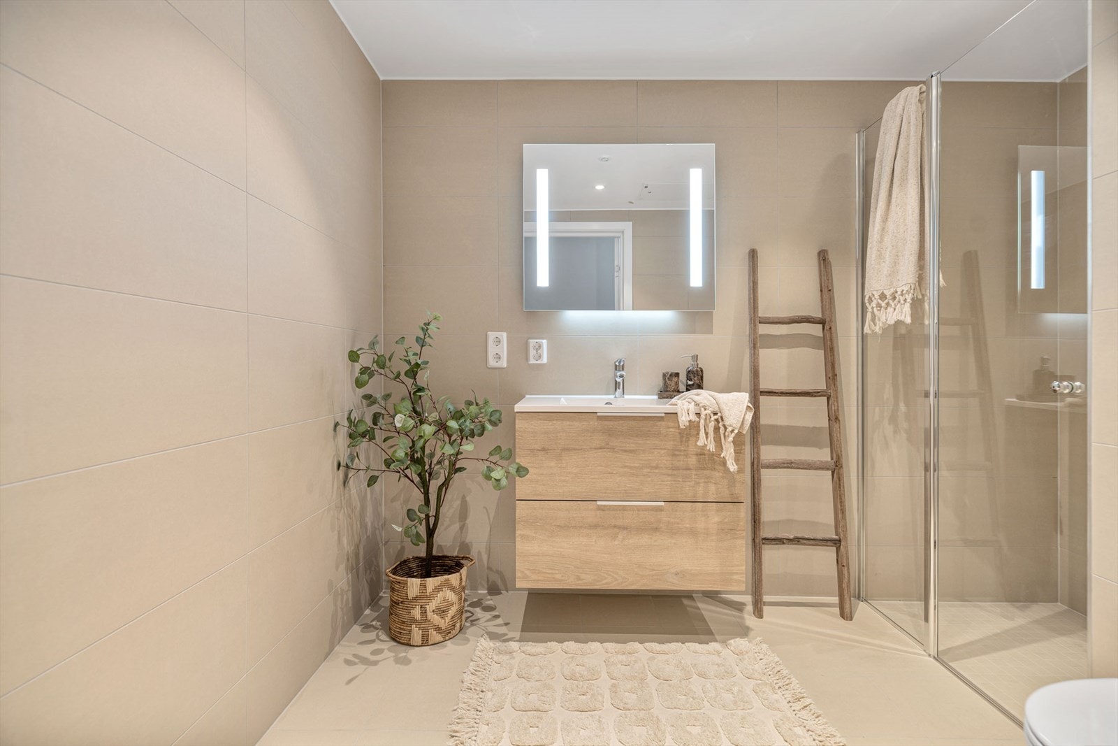 Flott flislagt bad/vaskerom med spotter i tak og vannbåren gulvvarme (gulvvarme i alle rom utenom soverom og teknisk rom) Galleribilde