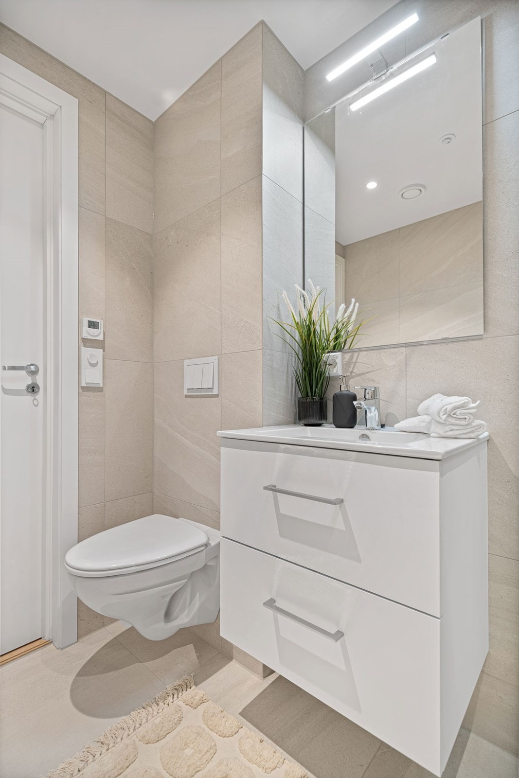 Bad II med svært lekre 60x60 fliser på gulv og vegg. Mosaikkfliser på gulv i våtsonen Galleribilde