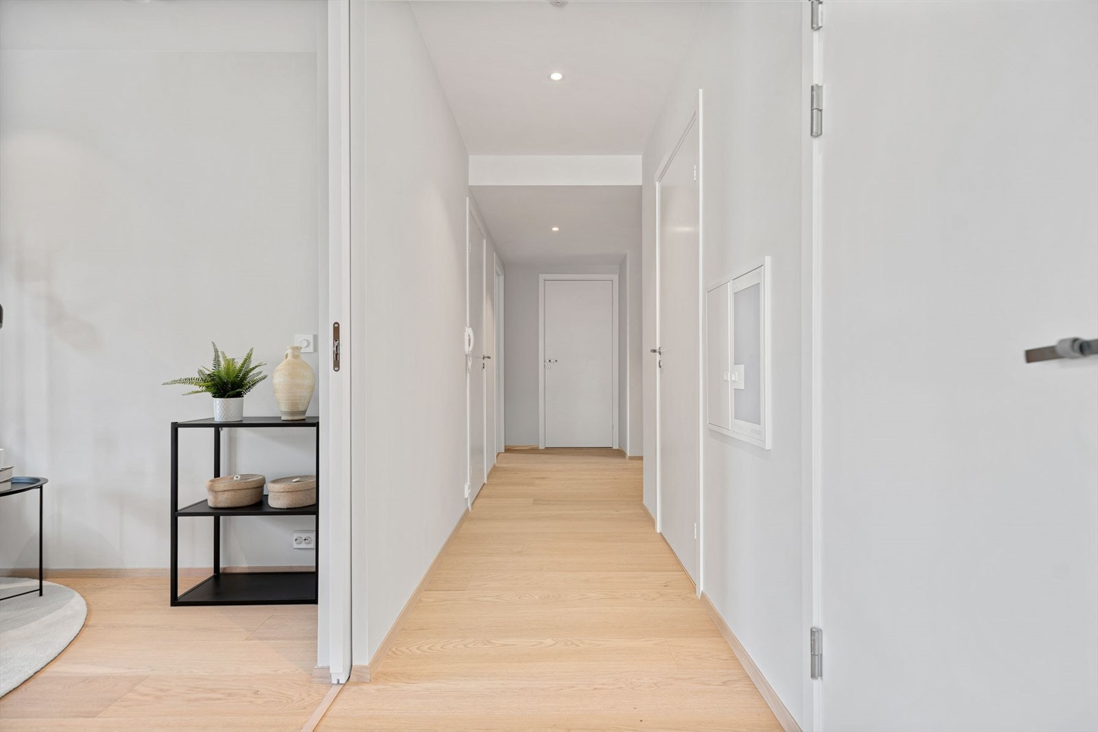 Innbydende gang med god belysning Galleribilde