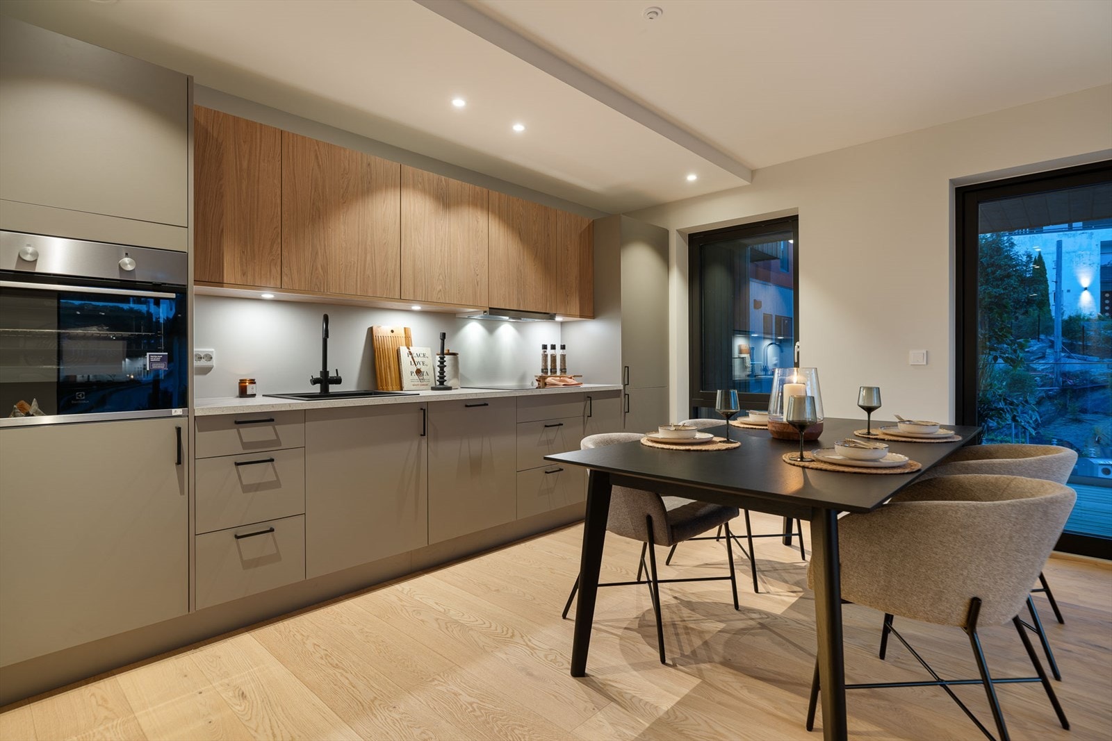 Det kan trekkes frem barnehage/skoler i alle trinn, kjøpesenter (Amfi Vågsbygd), vakre turområder, fritidsaktiviteter og svært gode bussruter til resterende bydeler Galleribilde