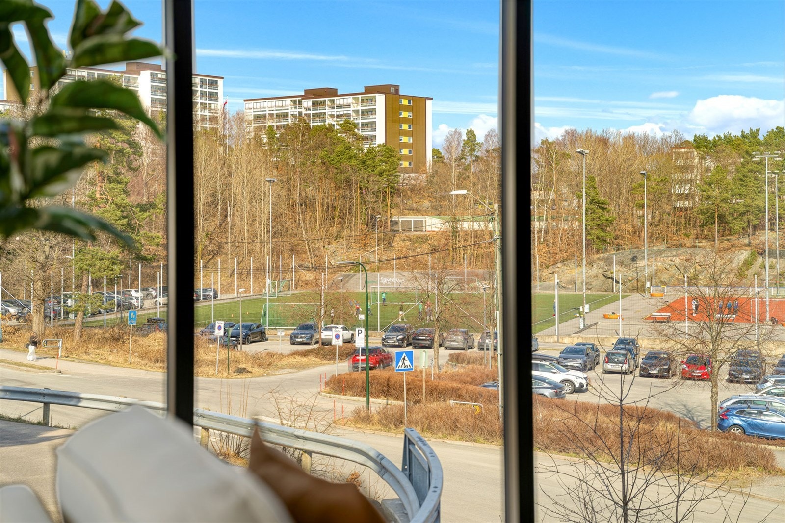 Fra stuen kan du se aktiviteten på fotballbanen eller tur-gående Galleribilde