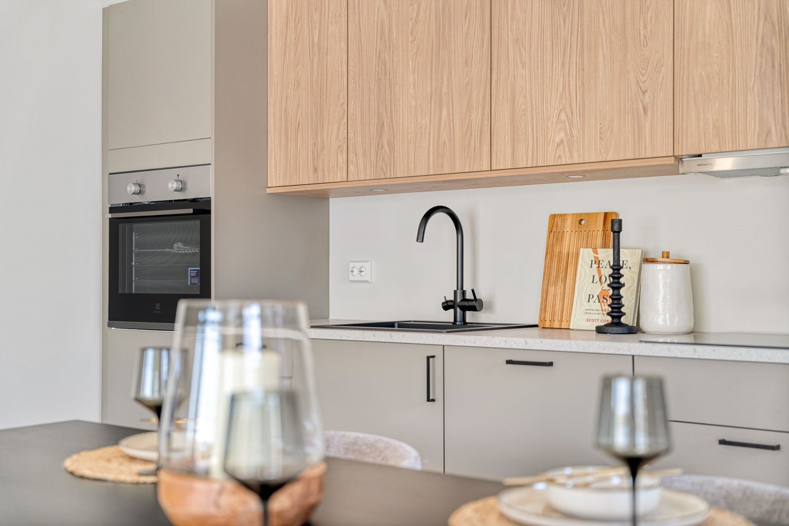 Med integrerte hvitevarer og god belysning over kjøkkenbenken Galleribilde