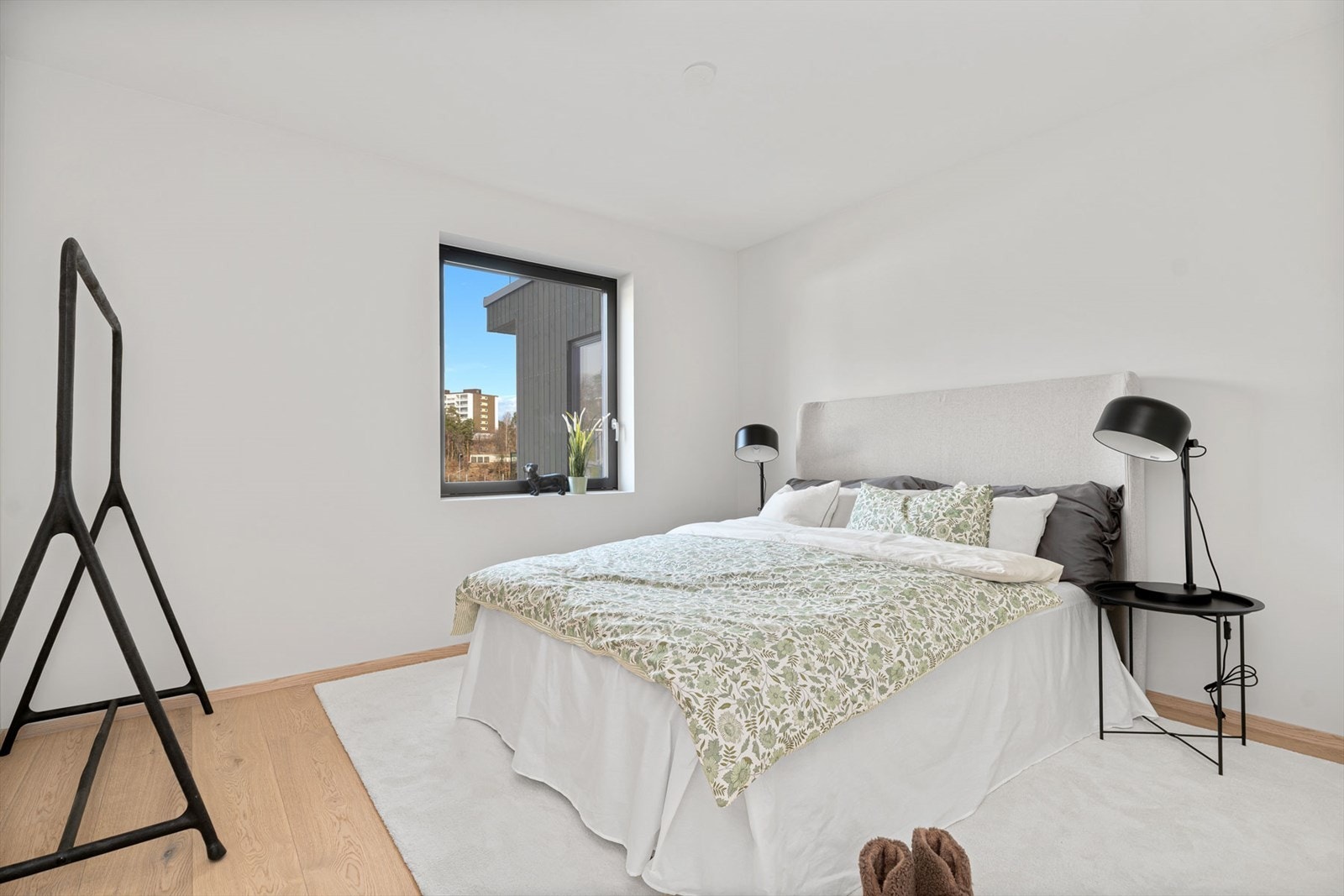 Hovedsoverommet har god plass til dobbeltseng, nattbord og garderobeløsning Galleribilde