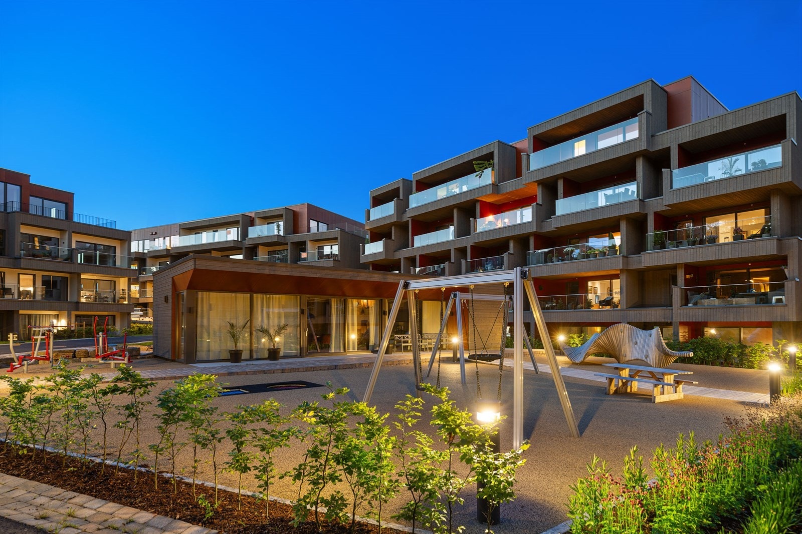 Den 100 kvadrat- meter store vinterisolerte hagestuen er i særklasse med kjøkken, bad, toalett og en lounge med sitteplasser nok til store og små anledninger (Kan leies) Galleribilde