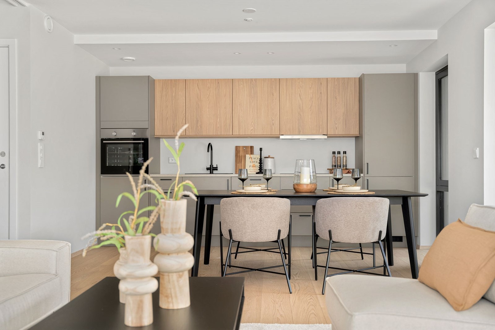 Nydelig kjøkken fra Strai med fine kontraster i innredningen Galleribilde