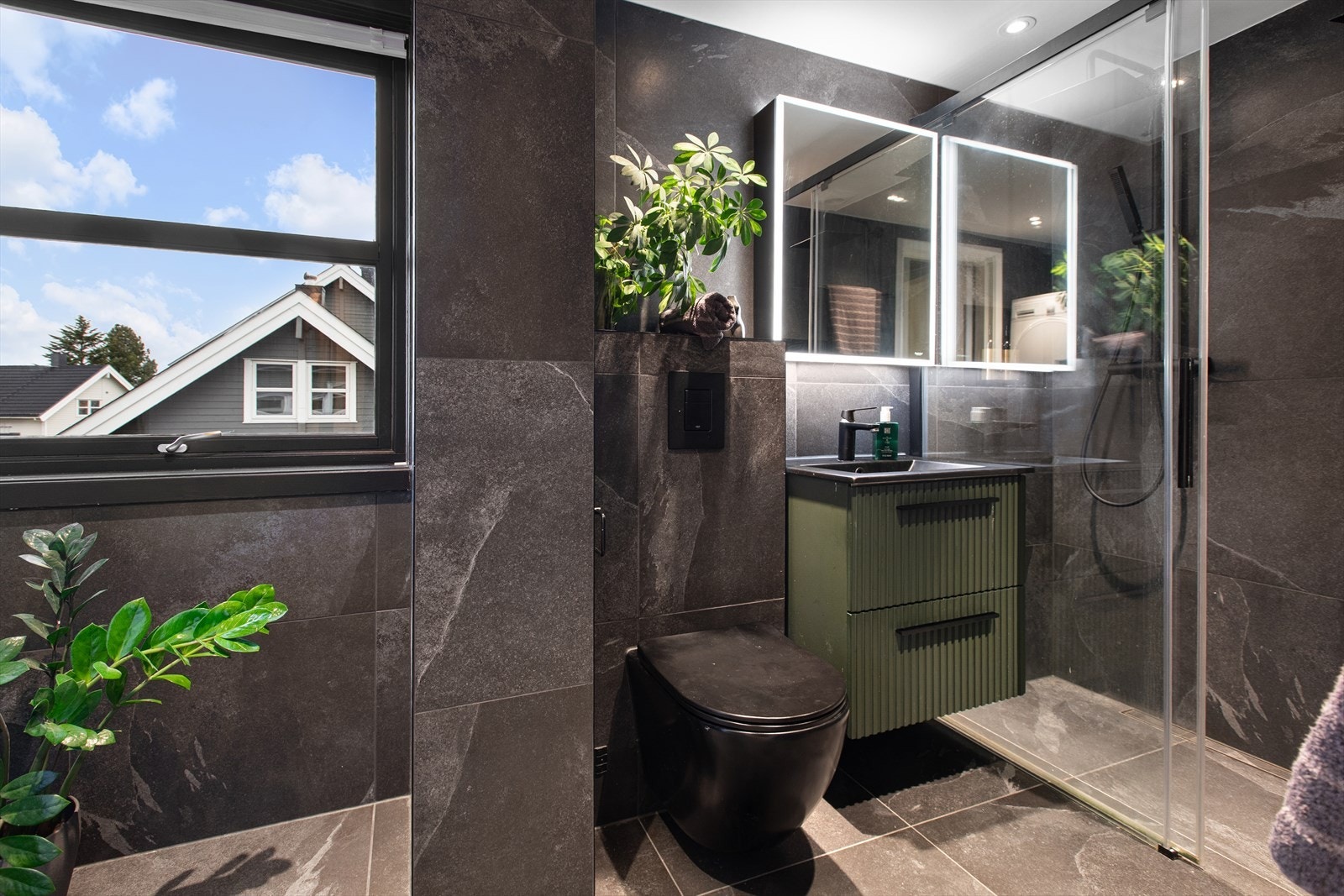 Badet har vegghengt toalett og en moderne, rillet baderomsinnredning. Galleribilde