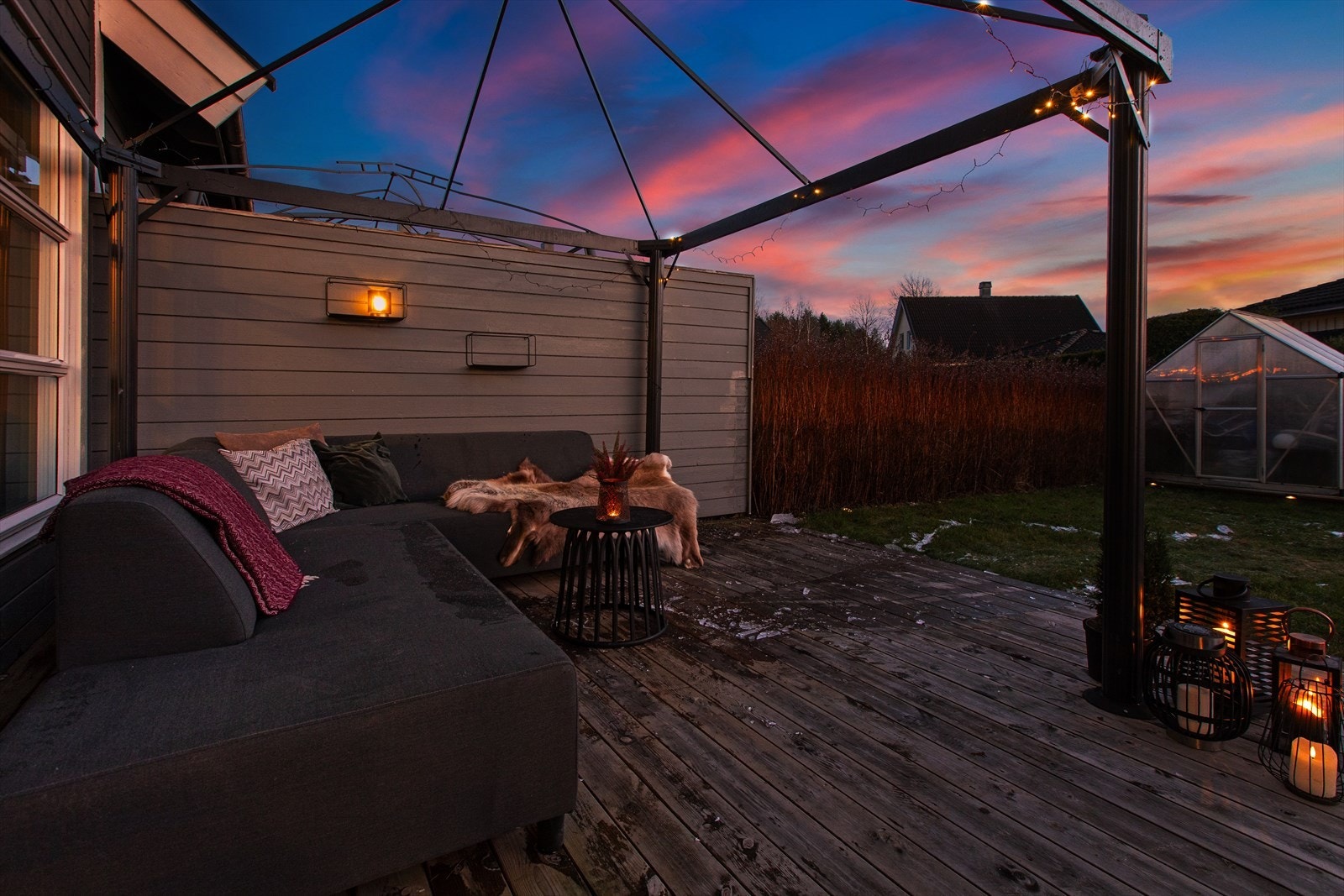 Her er det god plass til en romslig utendørs sofagruppe. Galleribilde