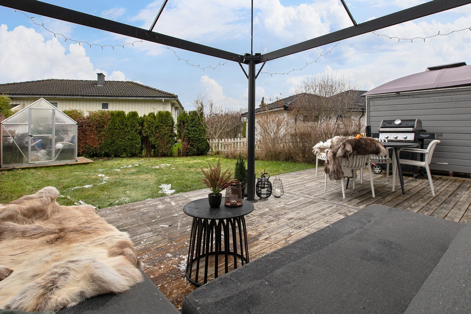 Fra terrassen har man direkte tilgang til en lettstelt og skjermet hage. Galleribilde