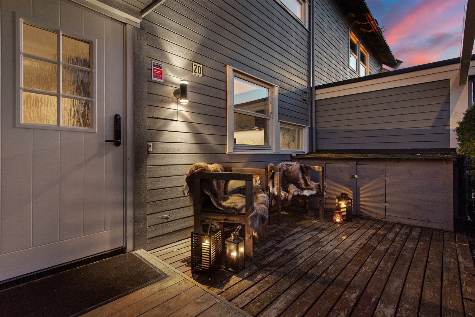 Overbygget inngangsparti med en liten platting ved ytterdøren. Galleribilde