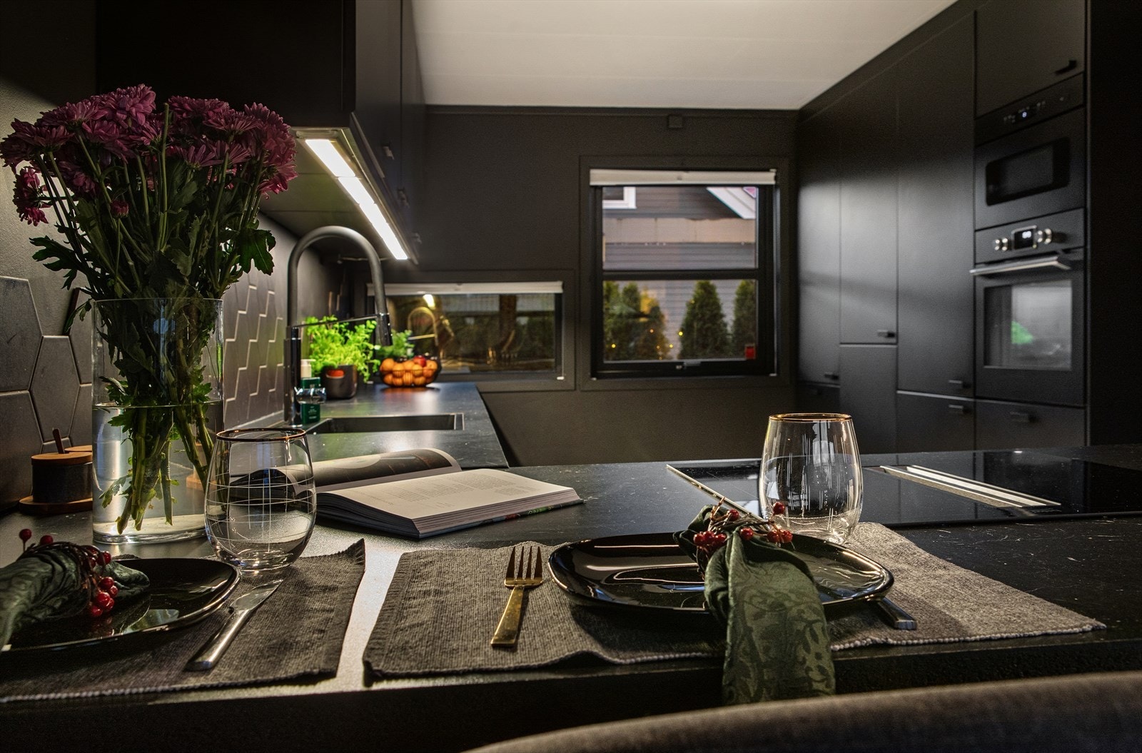 Heksagonfliser over benkeplaten gir kjøkkenet et særegent preg. Galleribilde