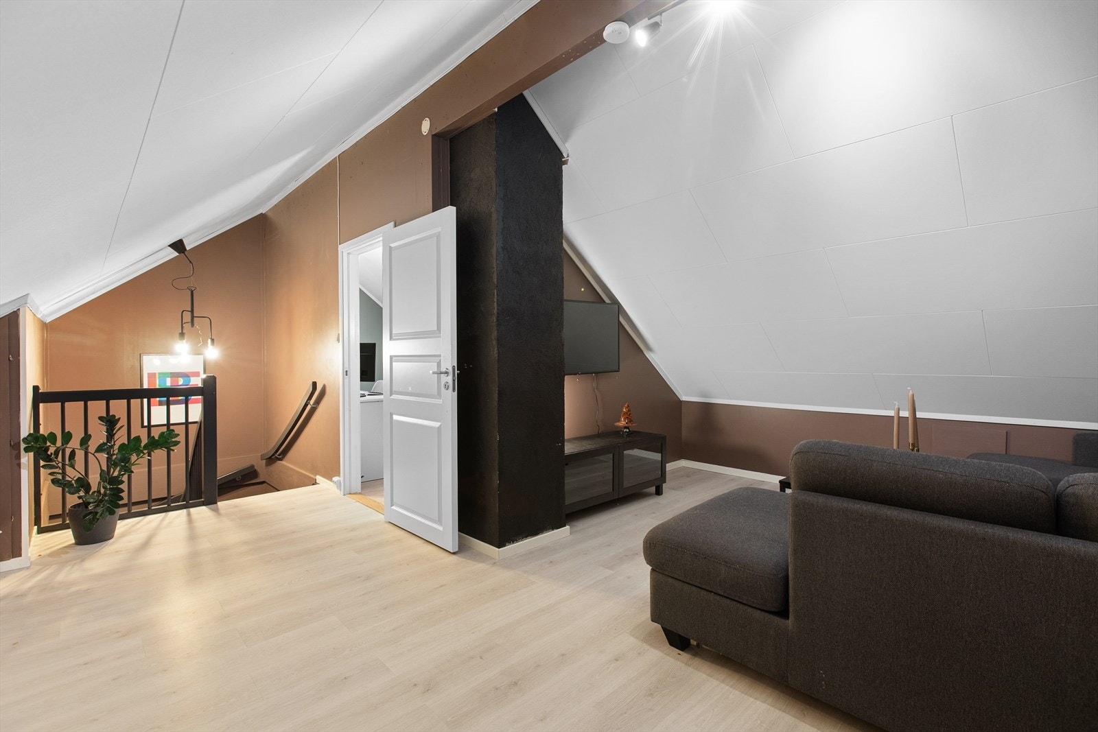 Loftet har blitt innredet (ikke omsøkt eller godkjent). Galleribilde