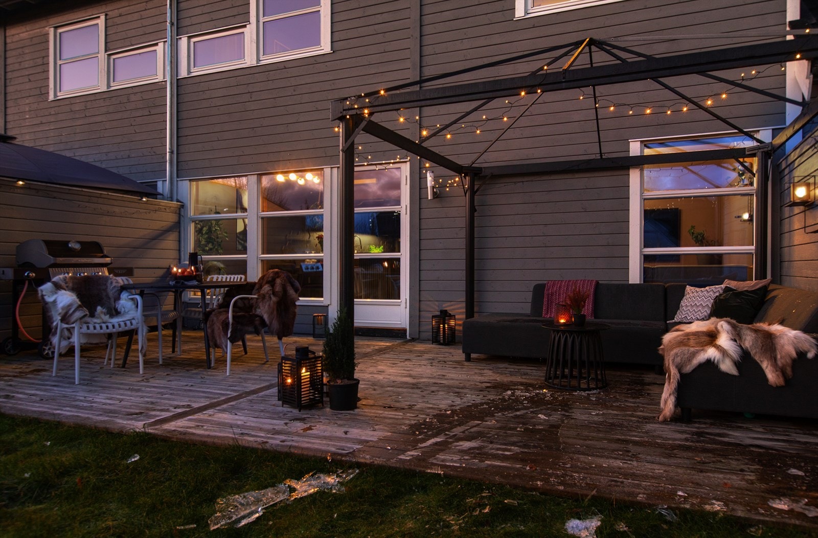 Den store treterrassen strekker seg langs store deler av husets bakside. Galleribilde