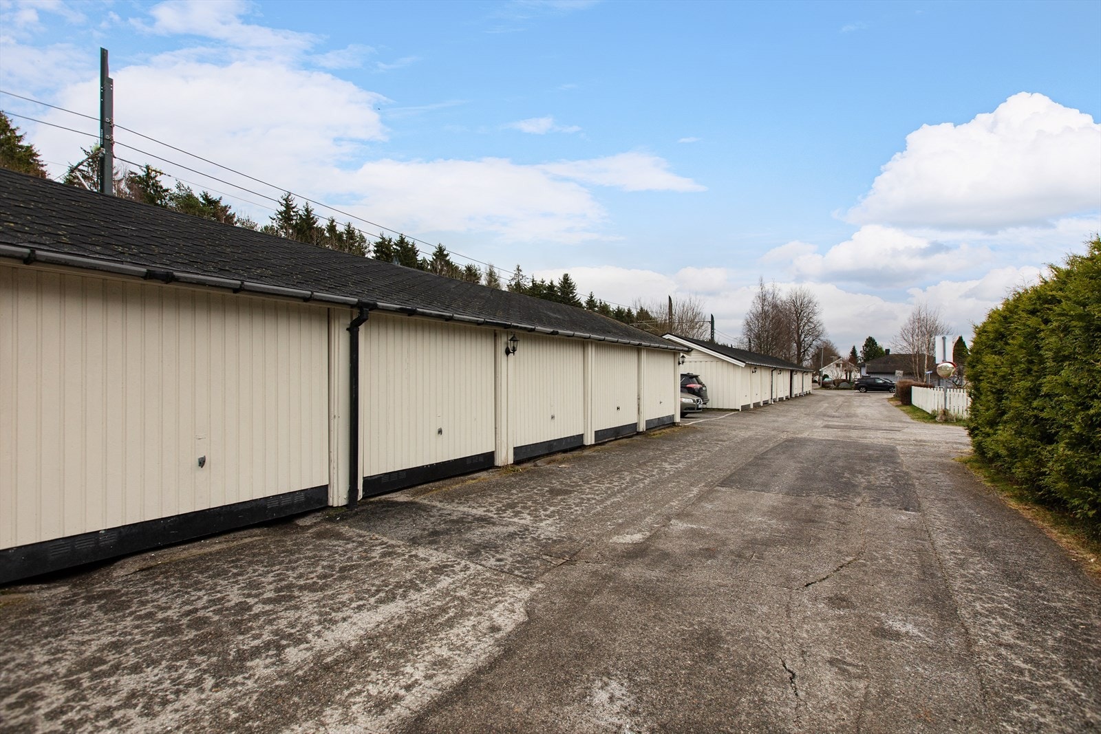 Det medfølger en garasjeplass i felles garasjerekke. Galleribilde
