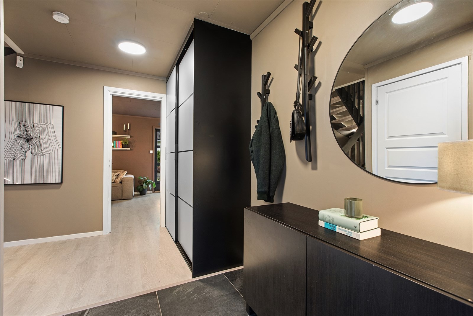 Entréen har gode oppbevaringsmuligheter i en stor skyvedørsgarderobe. Galleribilde