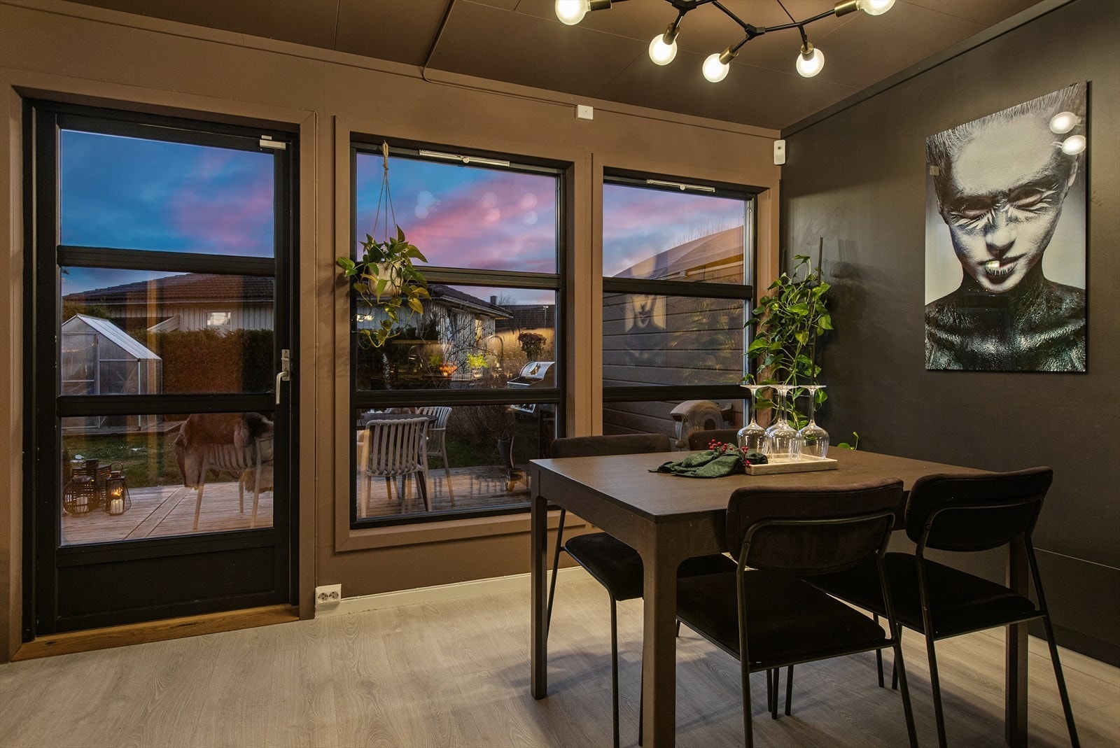 Spisestuen fungerer som et bindeledd mellom stue og kjøkken, med plass til et stort spisebord. Galleribilde