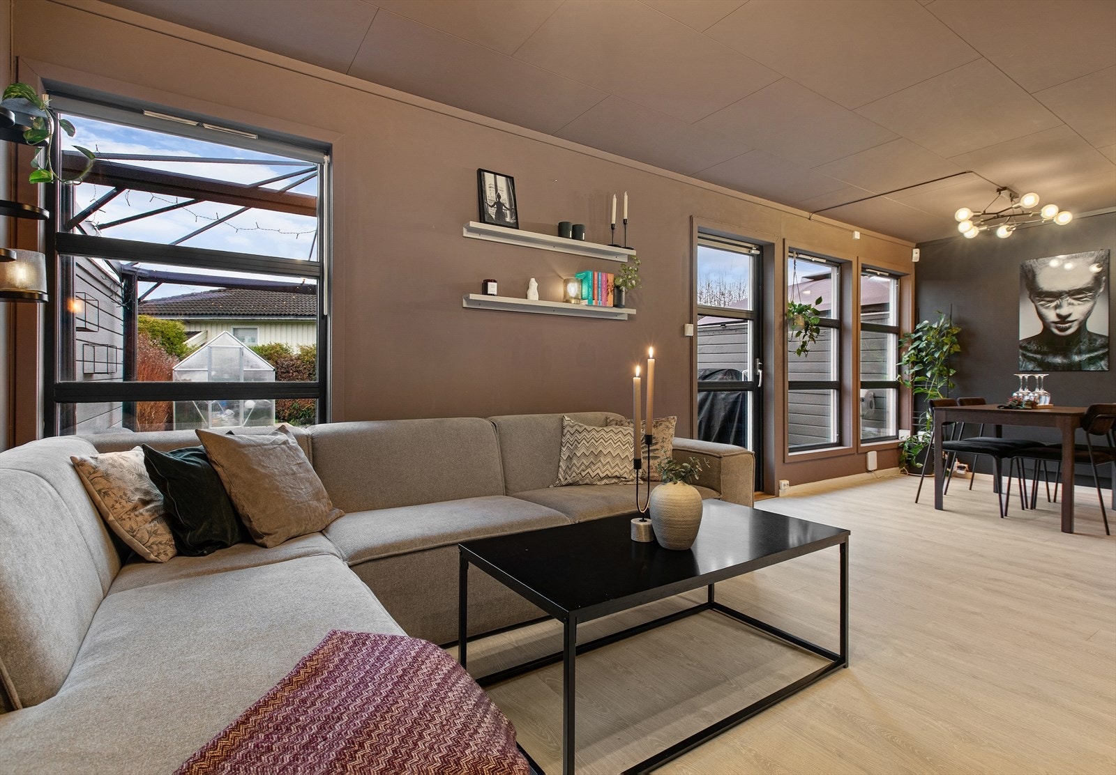 Store vindusflater gir godt med naturlig lys og binder inne- og uterommet sammen. Galleribilde