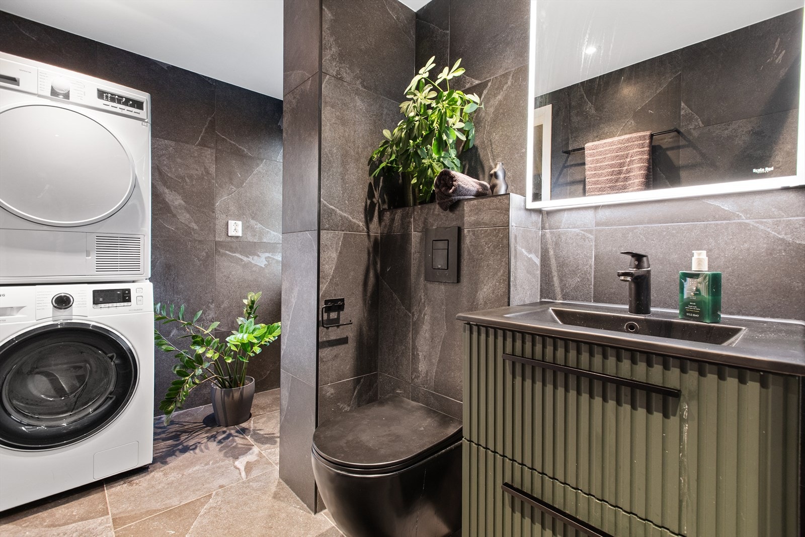 Det er opplegg for vaskesøyle på badet, som gir en praktisk vaskeromsdel. Galleribilde