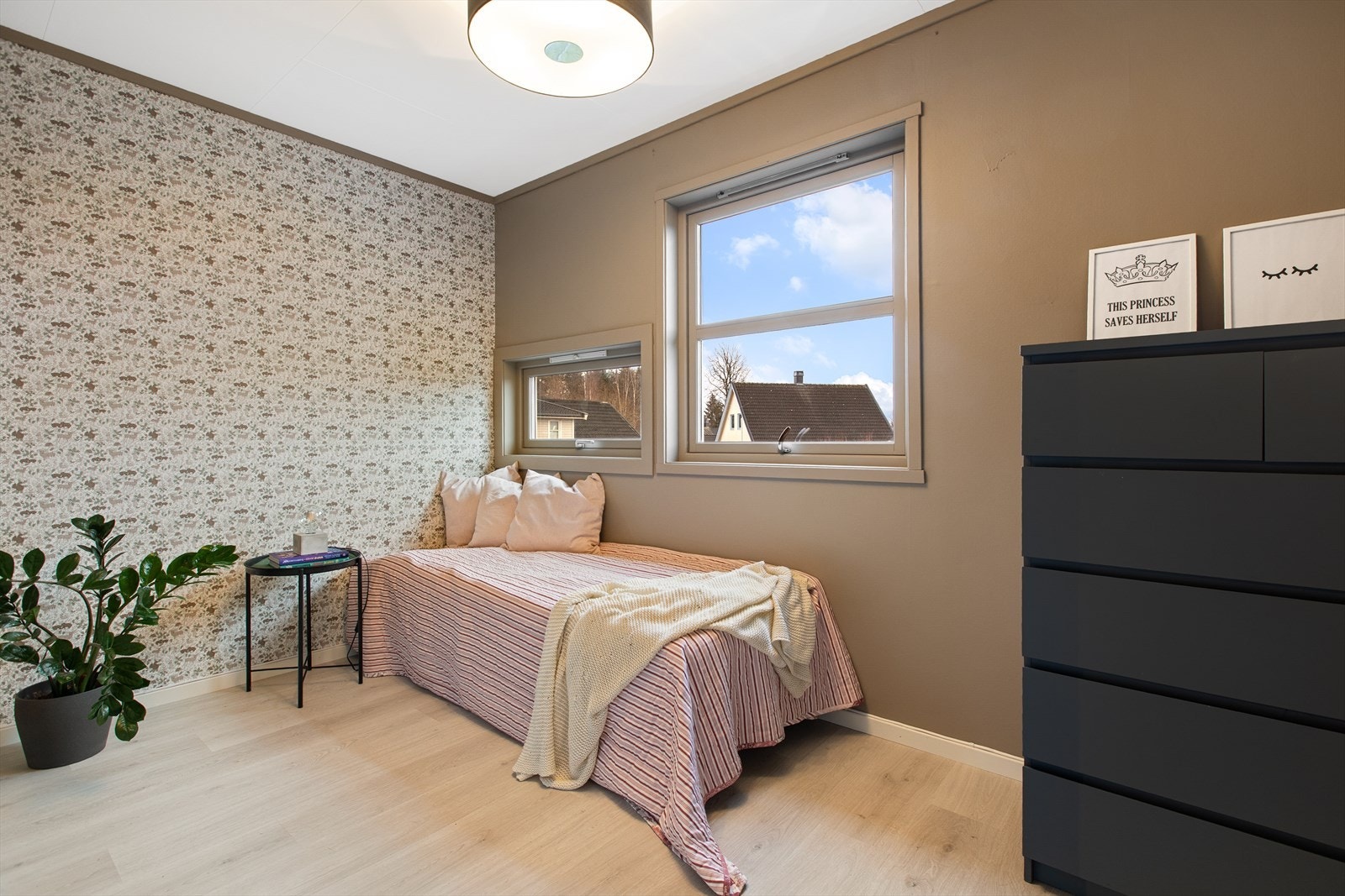 Boligens tredje soverom har også en god størrelse og gjennomgående gulv. Galleribilde