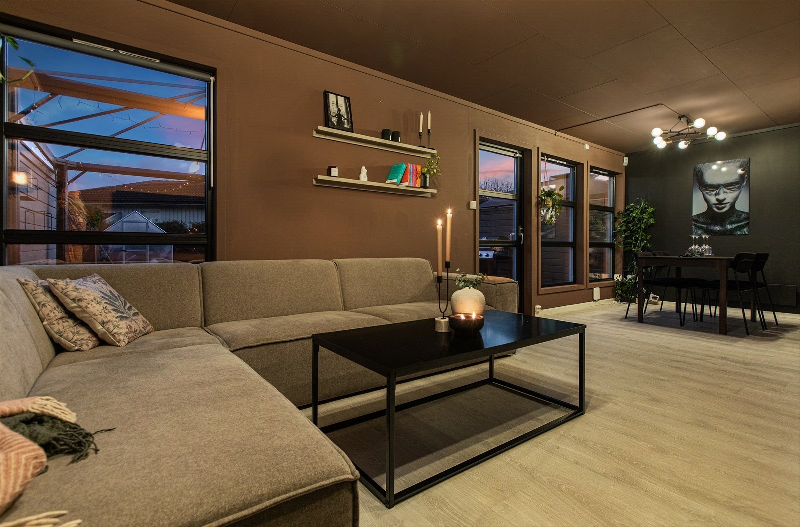 Stuen og kjøkkenet er i en åpen løsning, som skaper en luftig og sosial atmosfære. Galleribilde