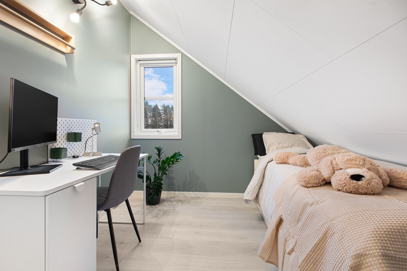 Rom på loft brukes i dag som kontor. Galleribilde