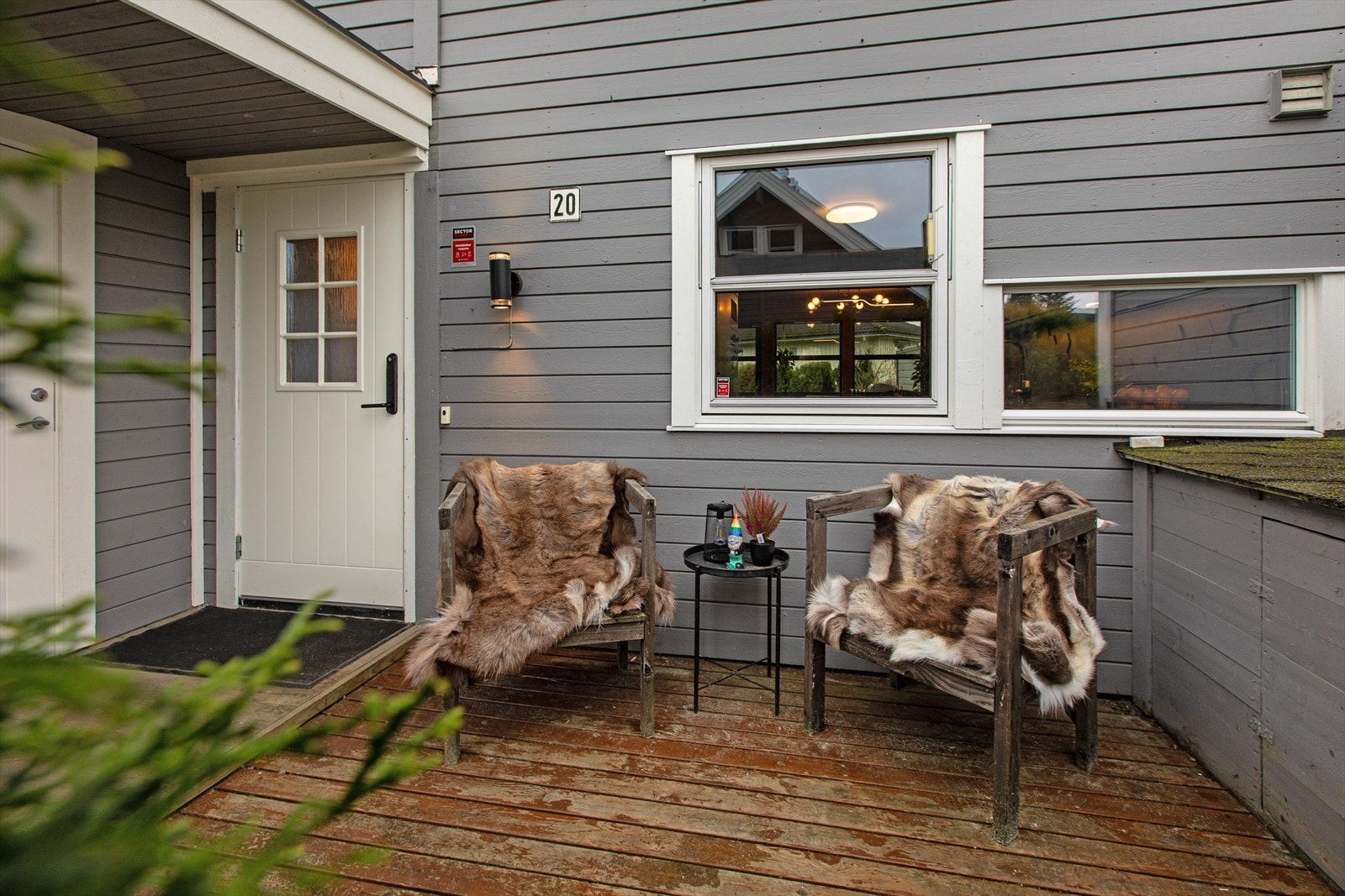 Boligen har en velholdt fasade med stående trekledning. Galleribilde