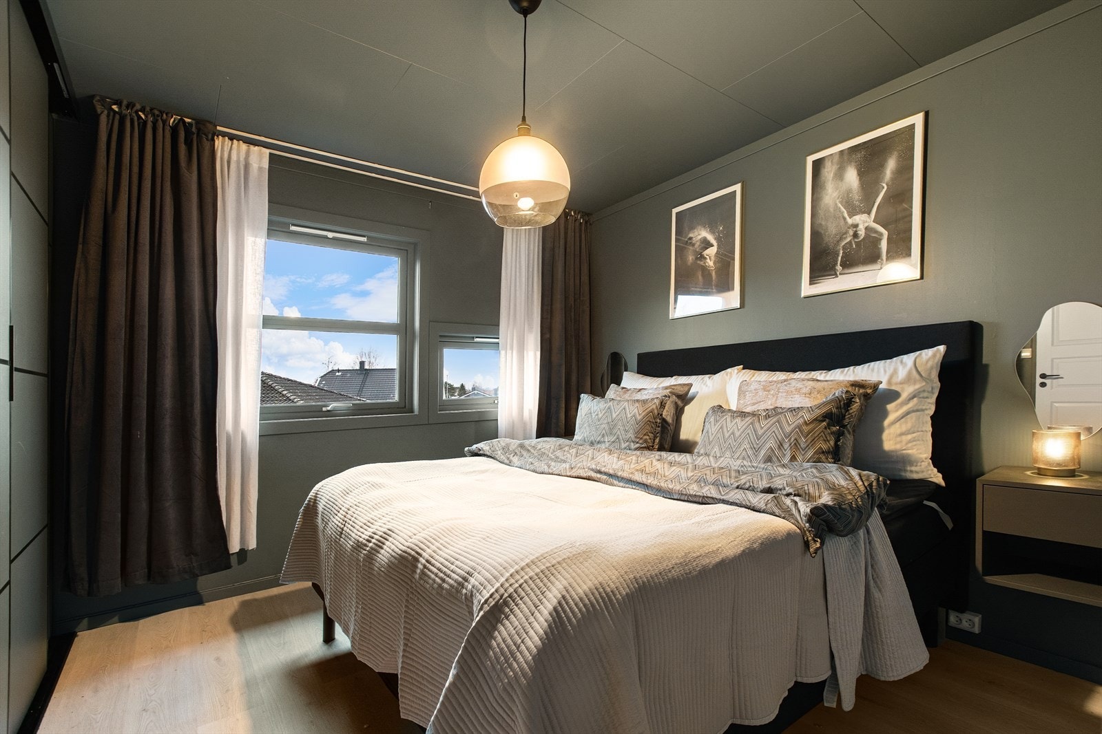 Hovedsoverommet er av god størrelse med plass til dobbeltseng og garderobeløsning. Galleribilde