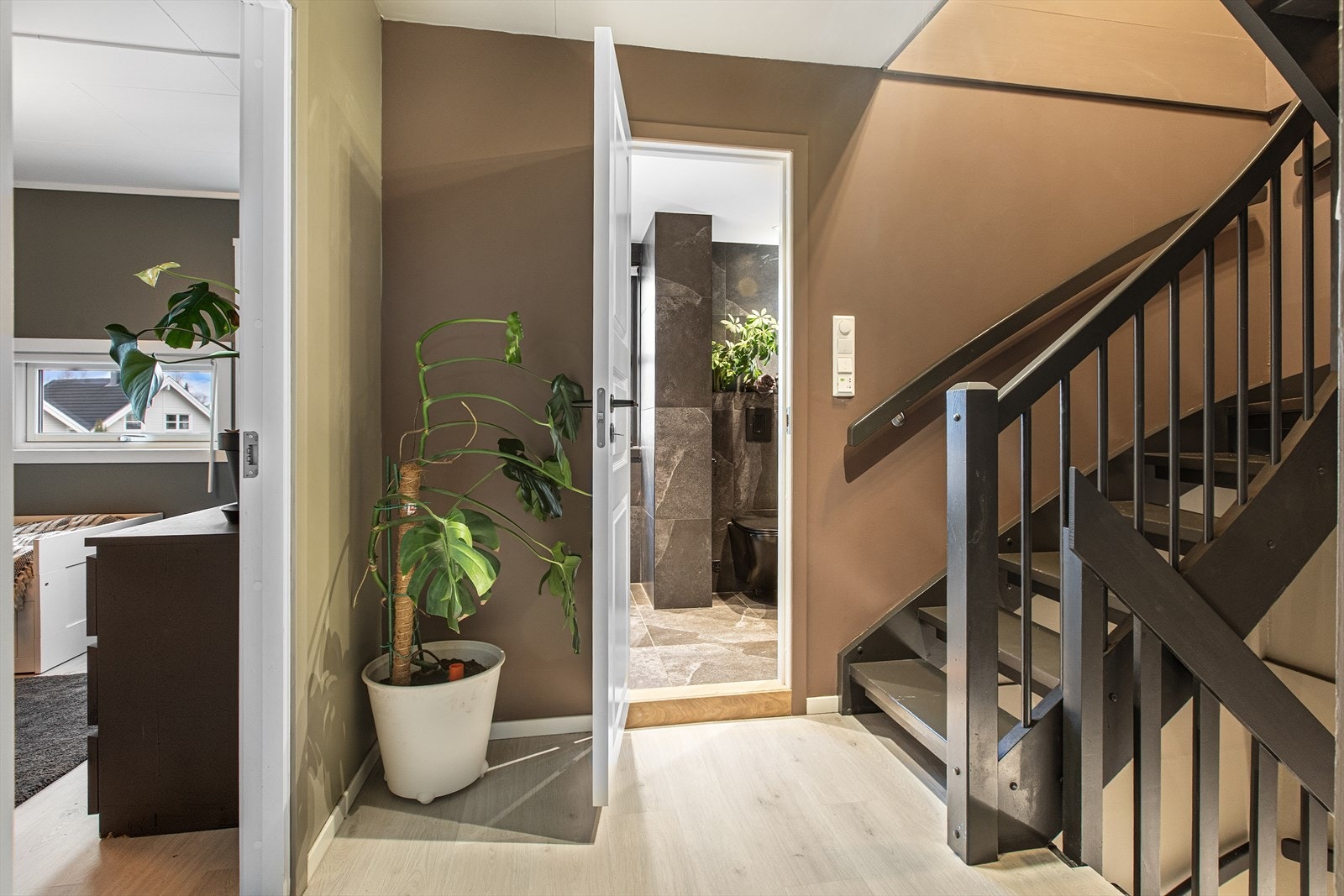 En sentral gang i andre etasje gir adkomst til etasjens soverom og bad. Galleribilde