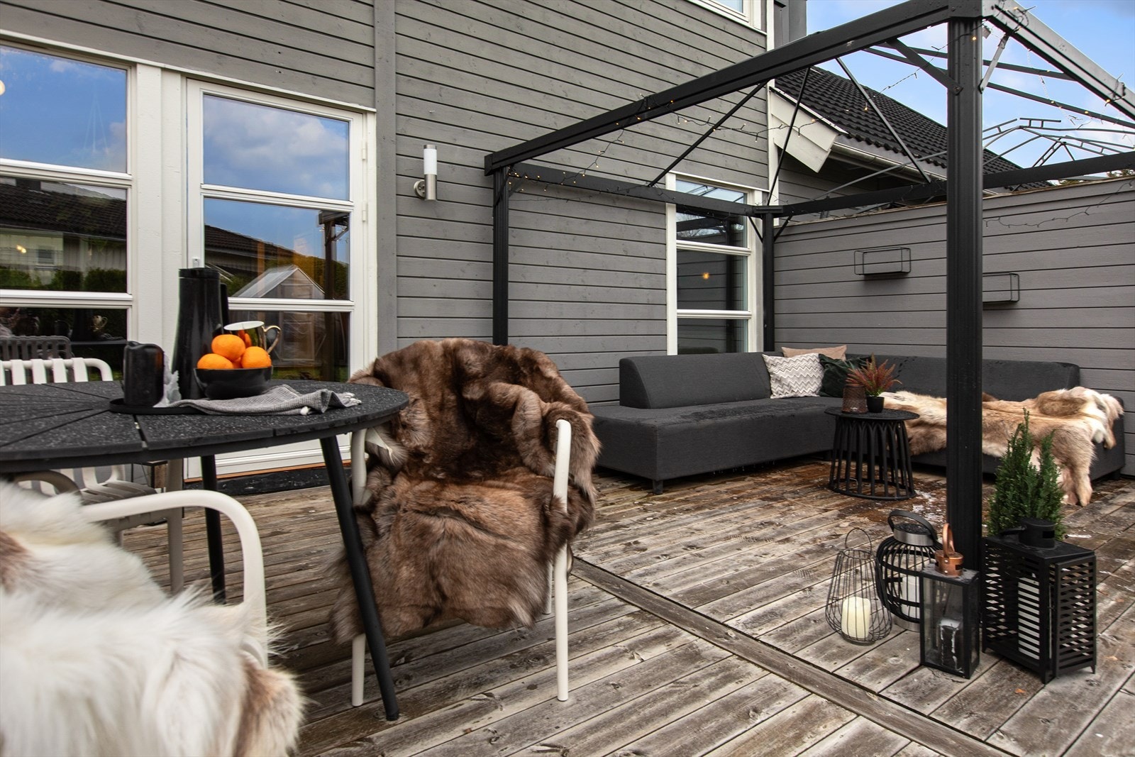 En skjermvegg gir uteplassen en lun og privat atmosfære. Galleribilde