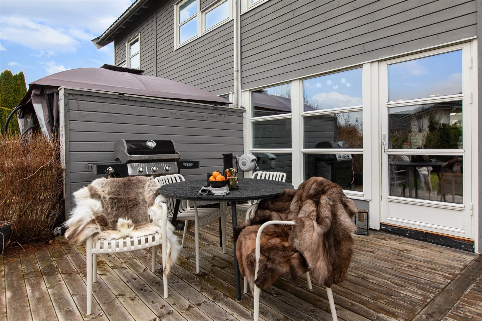 Terrassen har gode solforhold og er en naturlig forlengelse av stuen om sommeren. Galleribilde