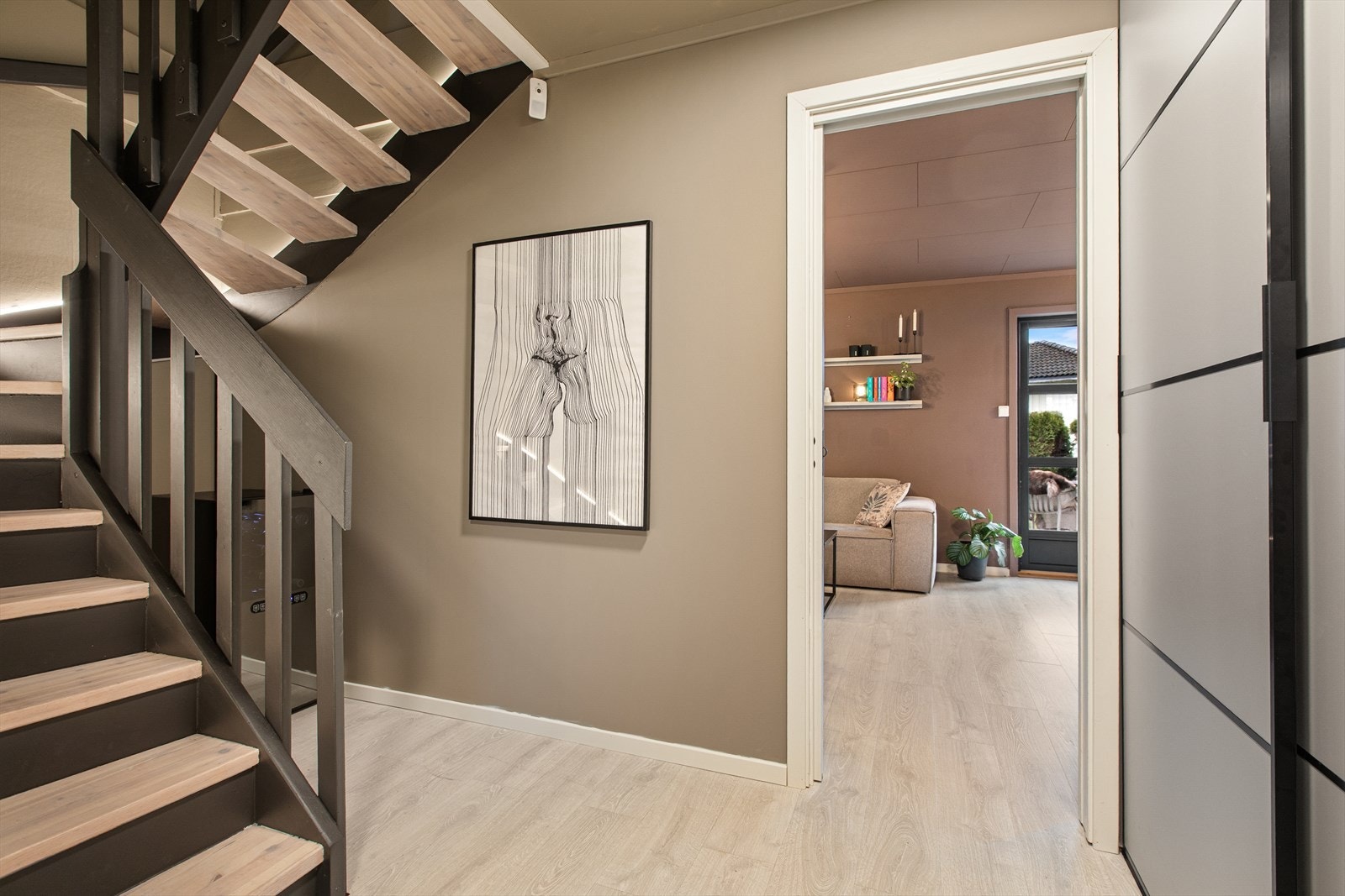 Trappen leder opp til boligens andre etasje med loftstue, soverom og bad. Galleribilde