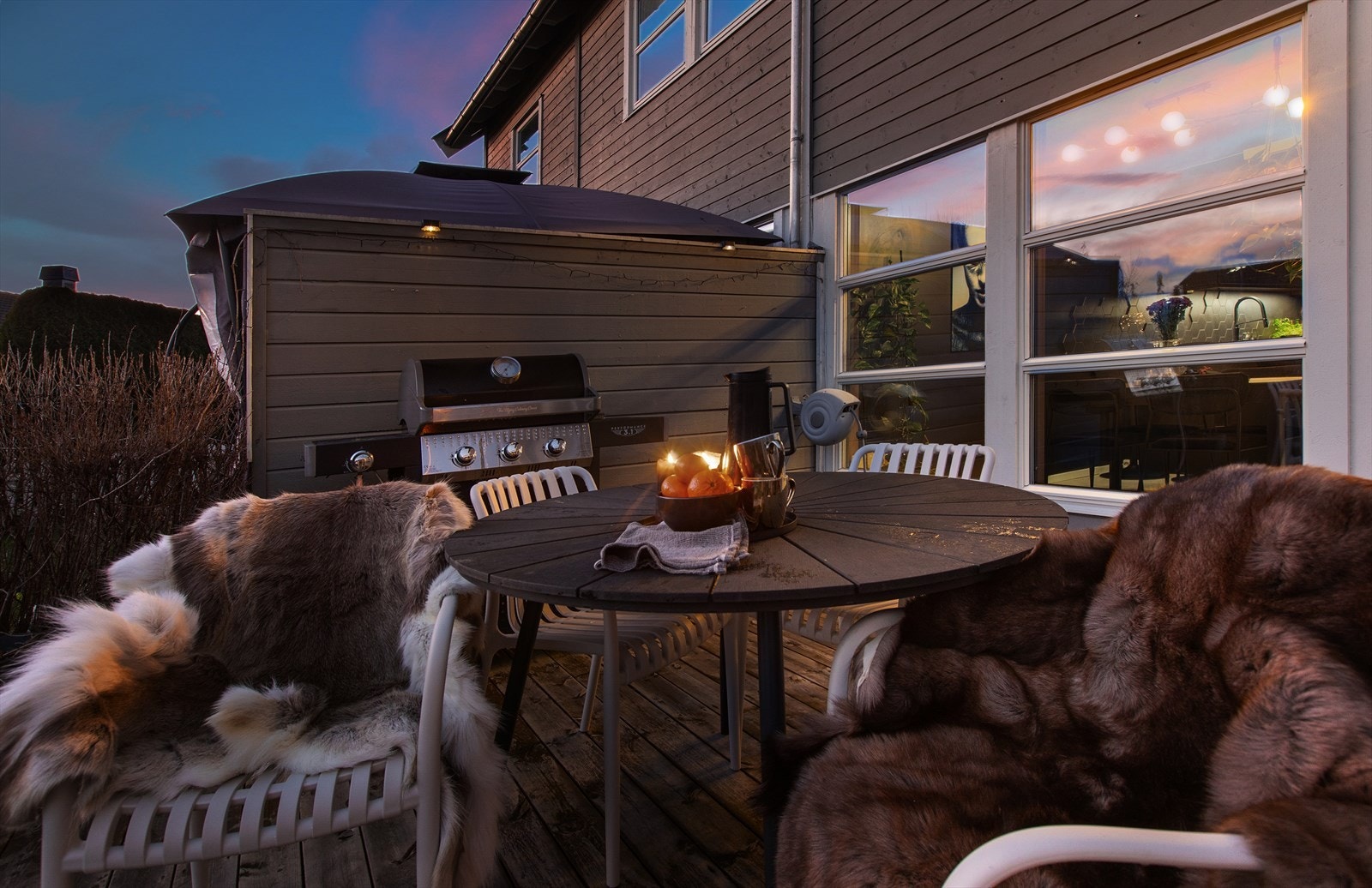 I tillegg er det rikelig med plass til en egen sone for grilling og spisebord. Galleribilde