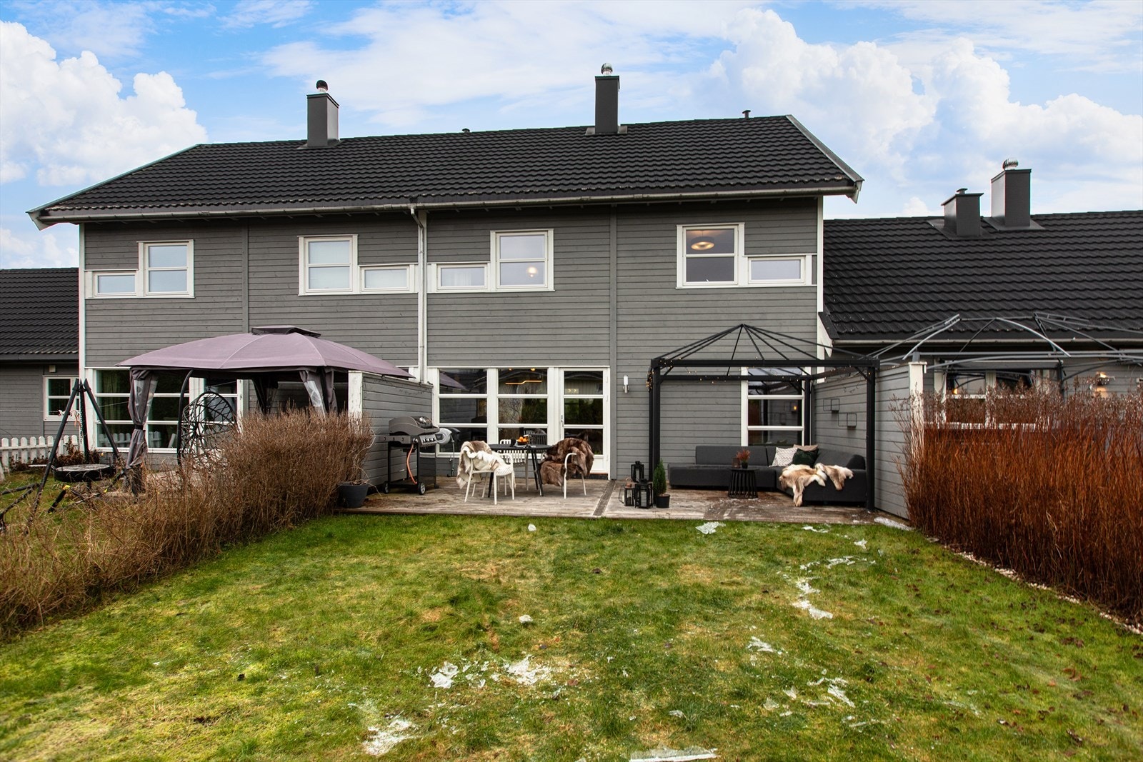Boligen har en stor hage med en terrasse og gode plenarealer. Galleribilde