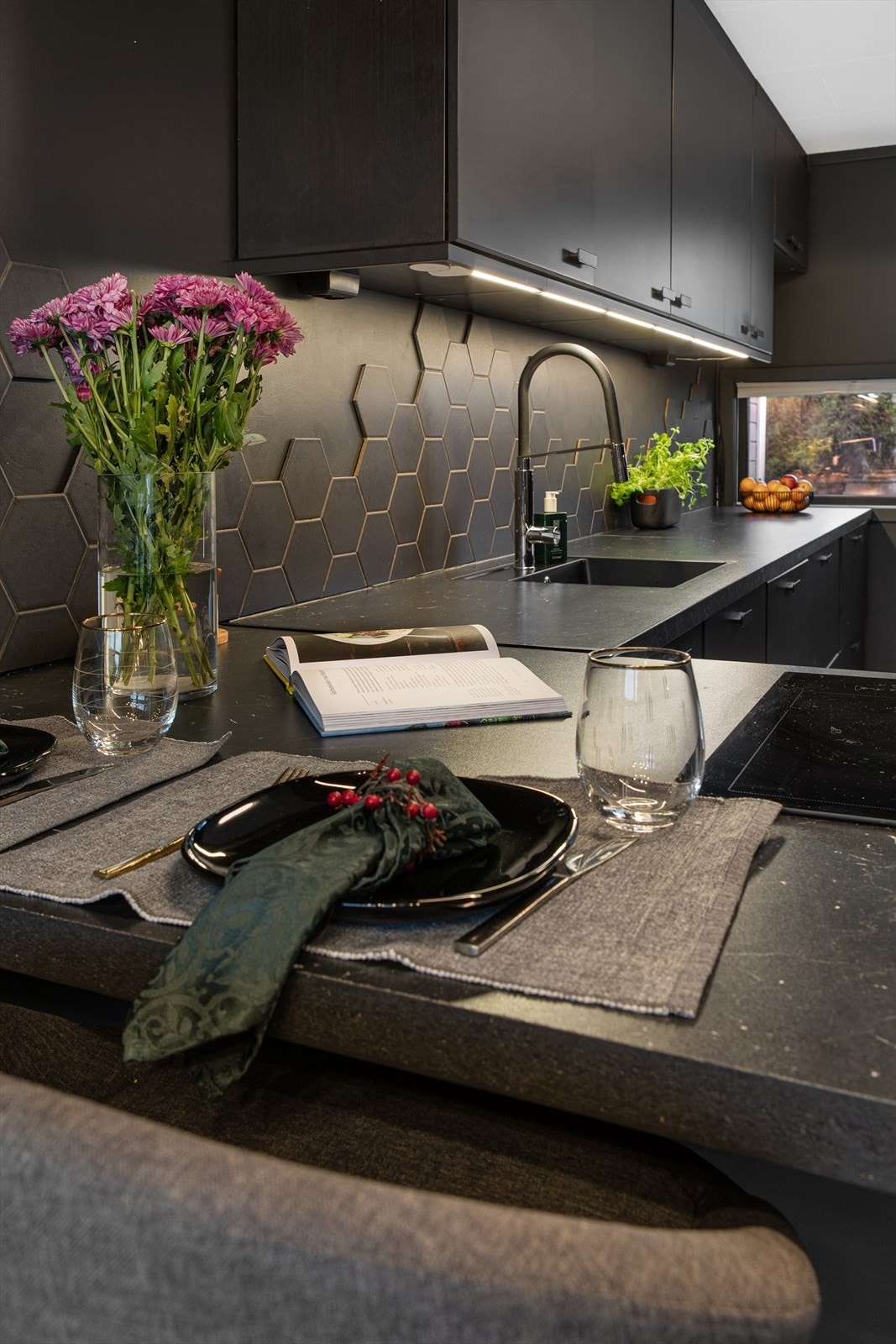 God belysning under overskapene sikrer funksjonelle arbeidsforhold på kjøkkenet. Galleribilde