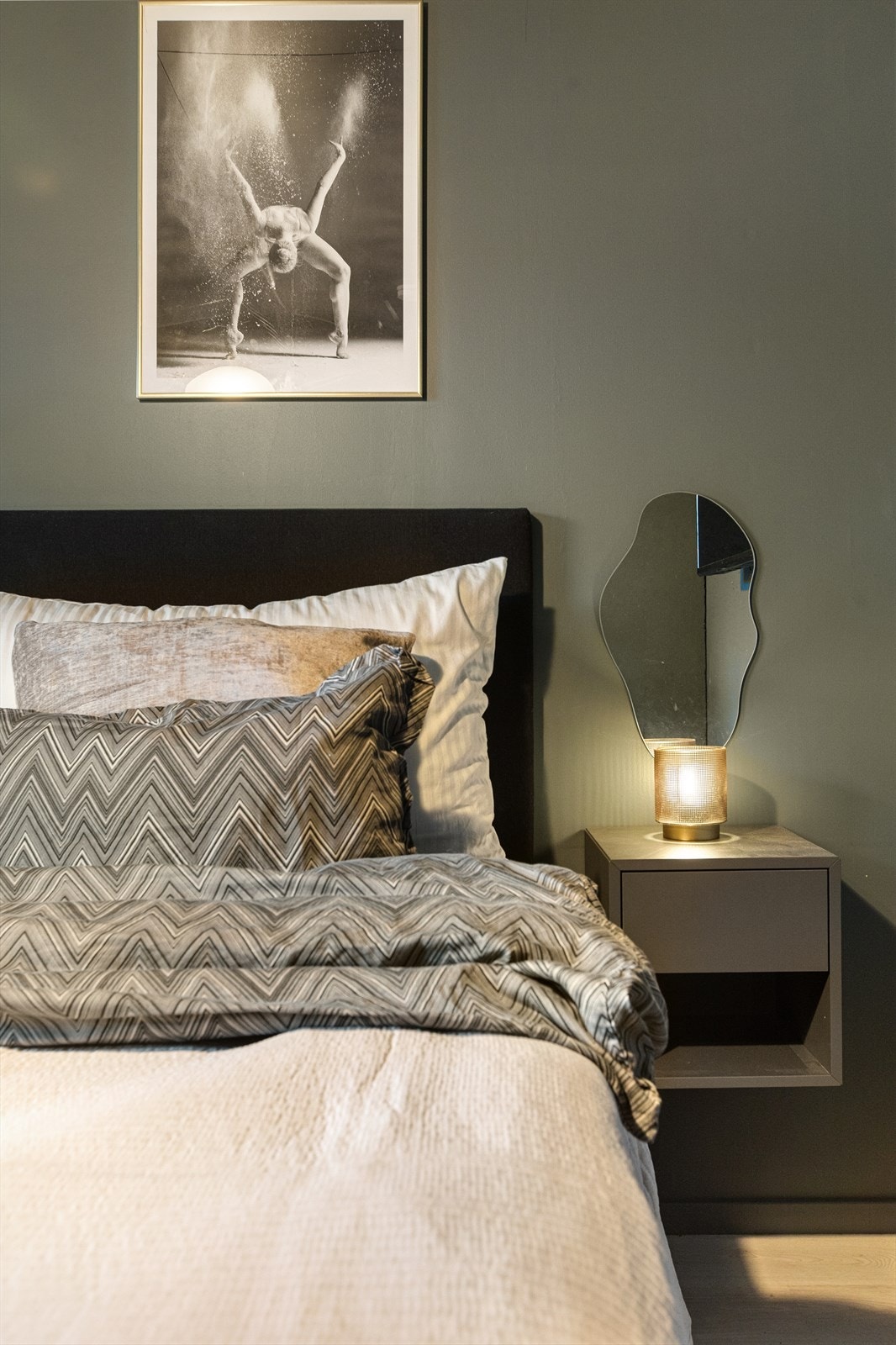 Gjennomtenkte detaljer og fargevalg skaper en behagelig atmosfære på soverommet. Galleribilde