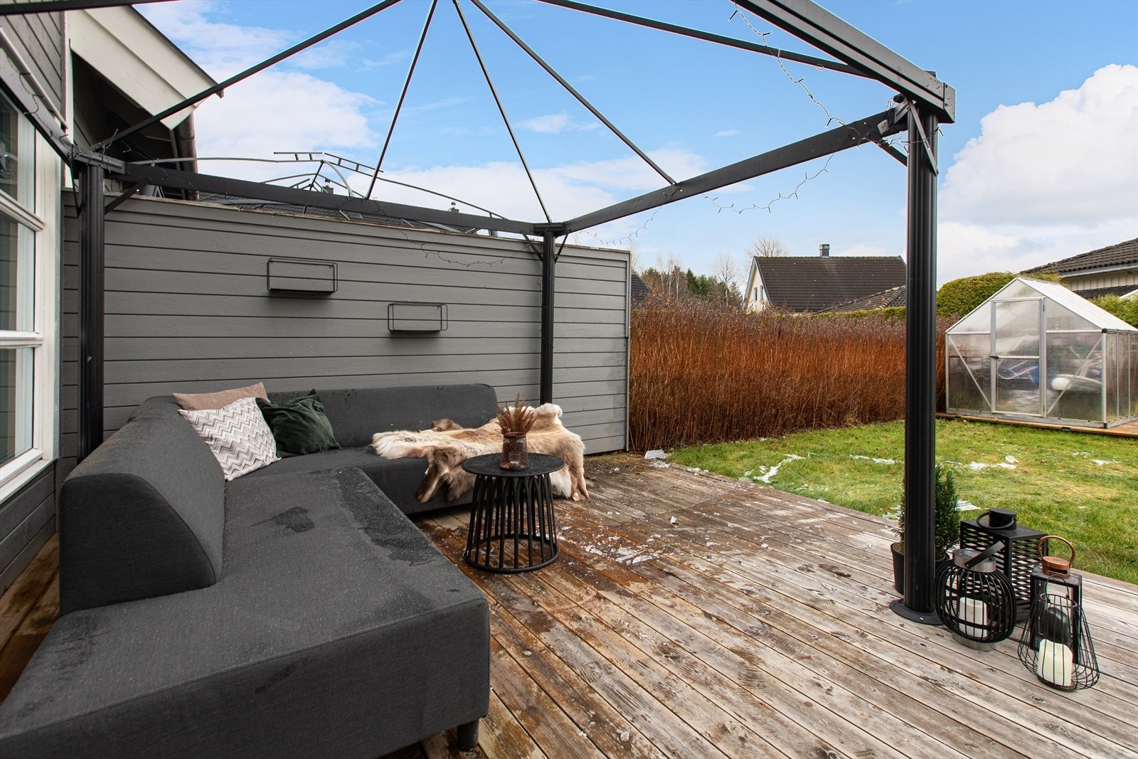 Uteplassen er delvis overbygget, noe som forlenger sesongen. Galleribilde