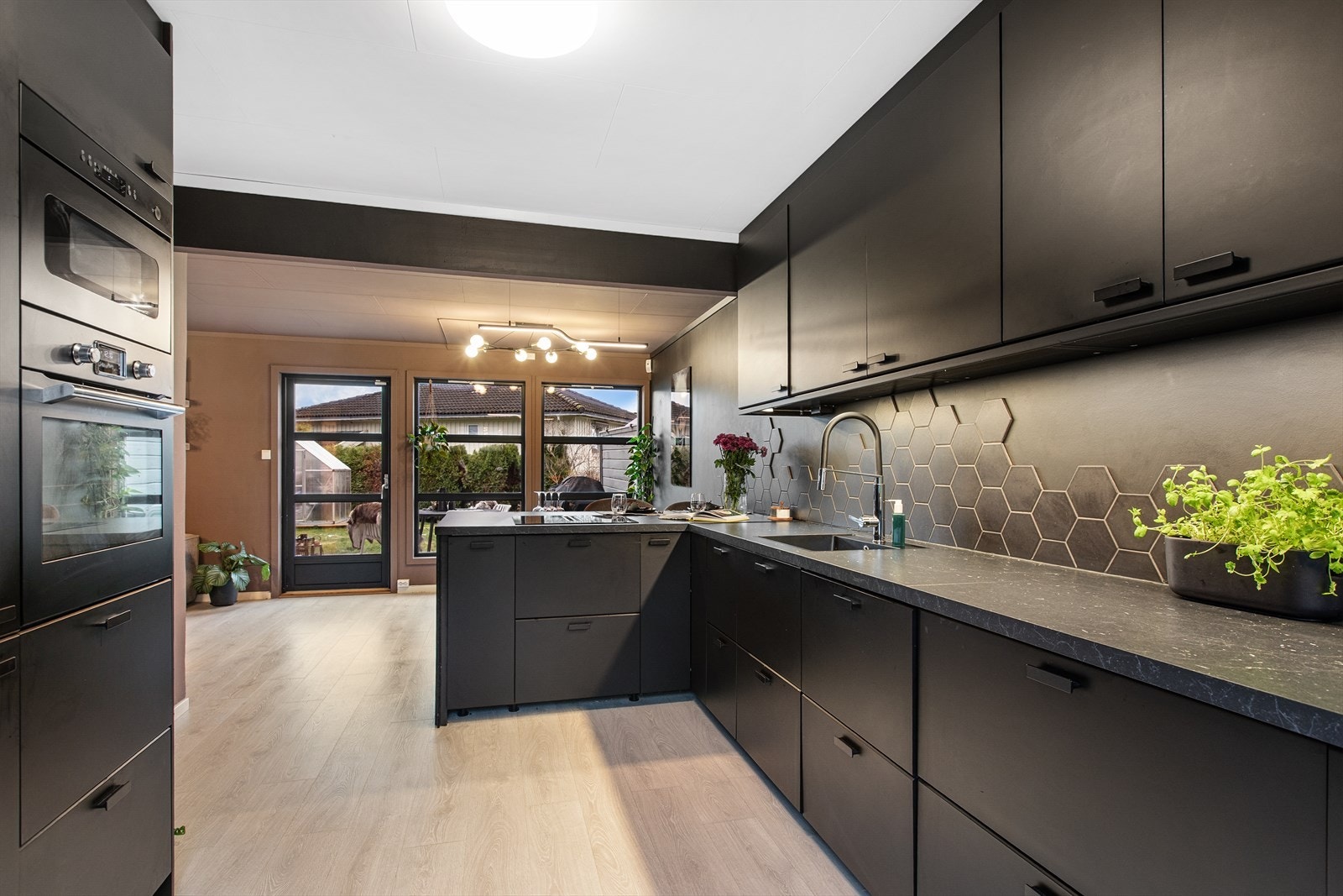 Kjøkkeninnredningen er designet for å være både funksjonell og sosial. Galleribilde