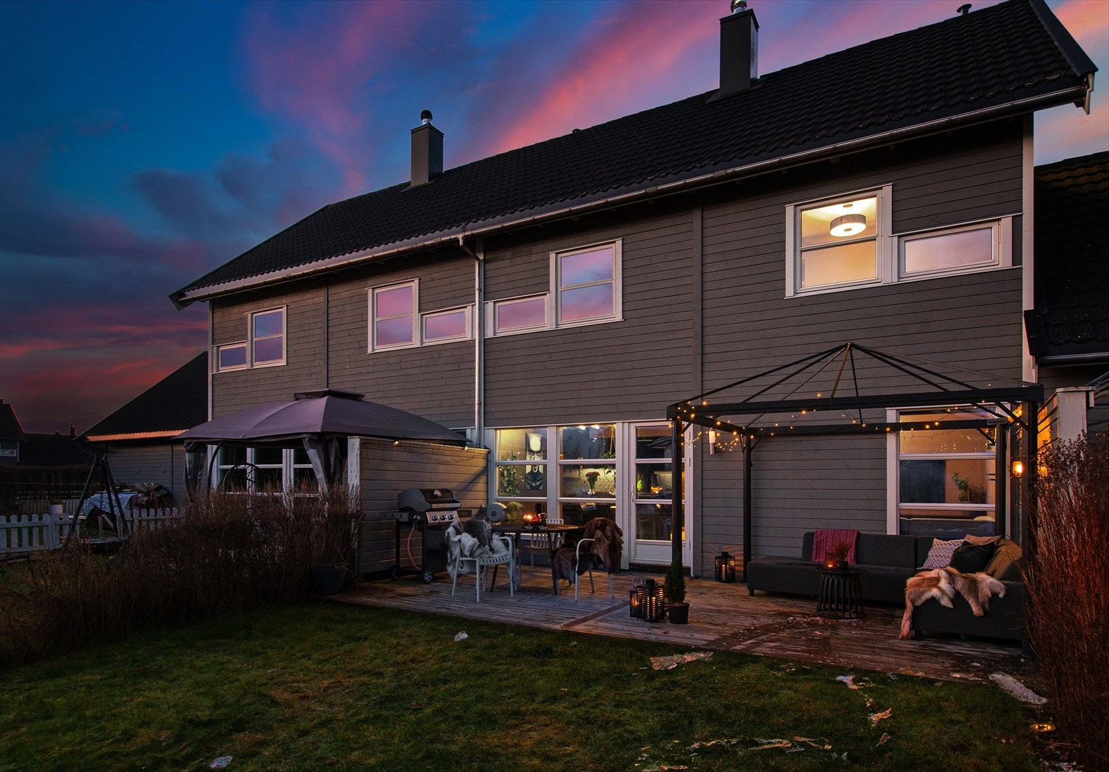 Uteområdet er tilrettelagt for sosialt samvær med flere møbleringssoner. Galleribilde