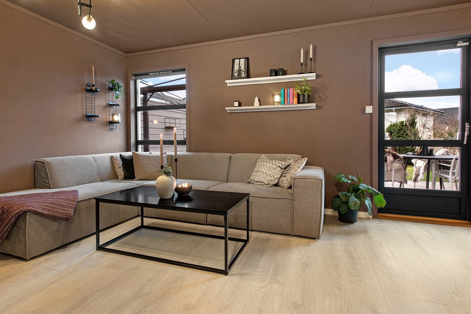 Fra stuen er det direkte utgang til den vestvendte terrassen og hagen. Galleribilde