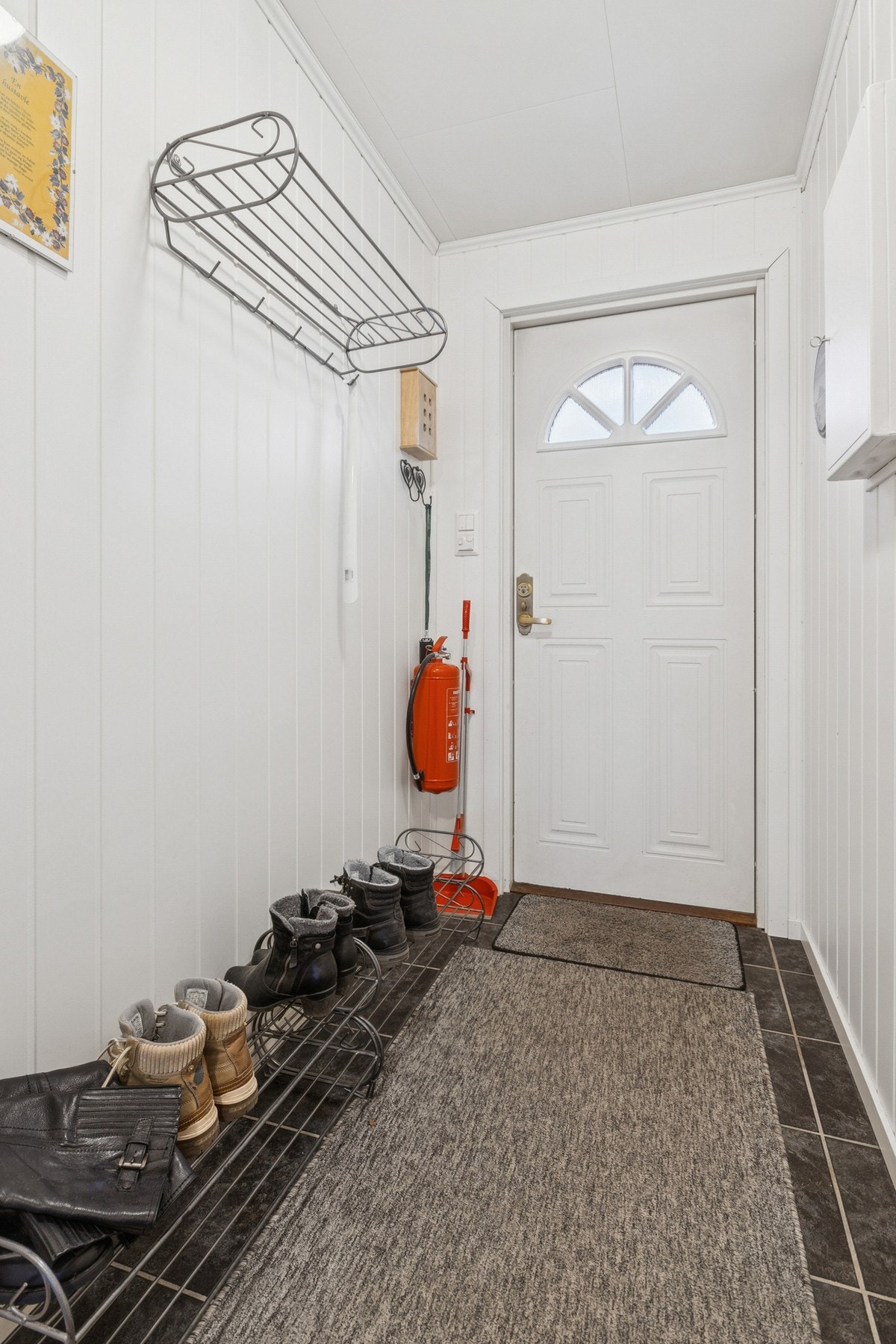 Entré med flislagt gulv med elektriske varmekabler fra 2024. Galleribilde